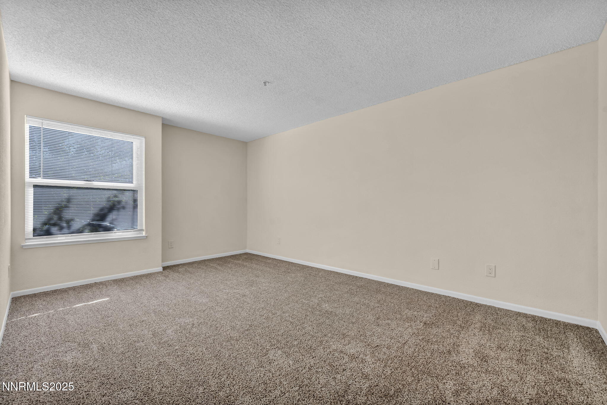 24-web-or-mls-3095-lakeside-dr-102