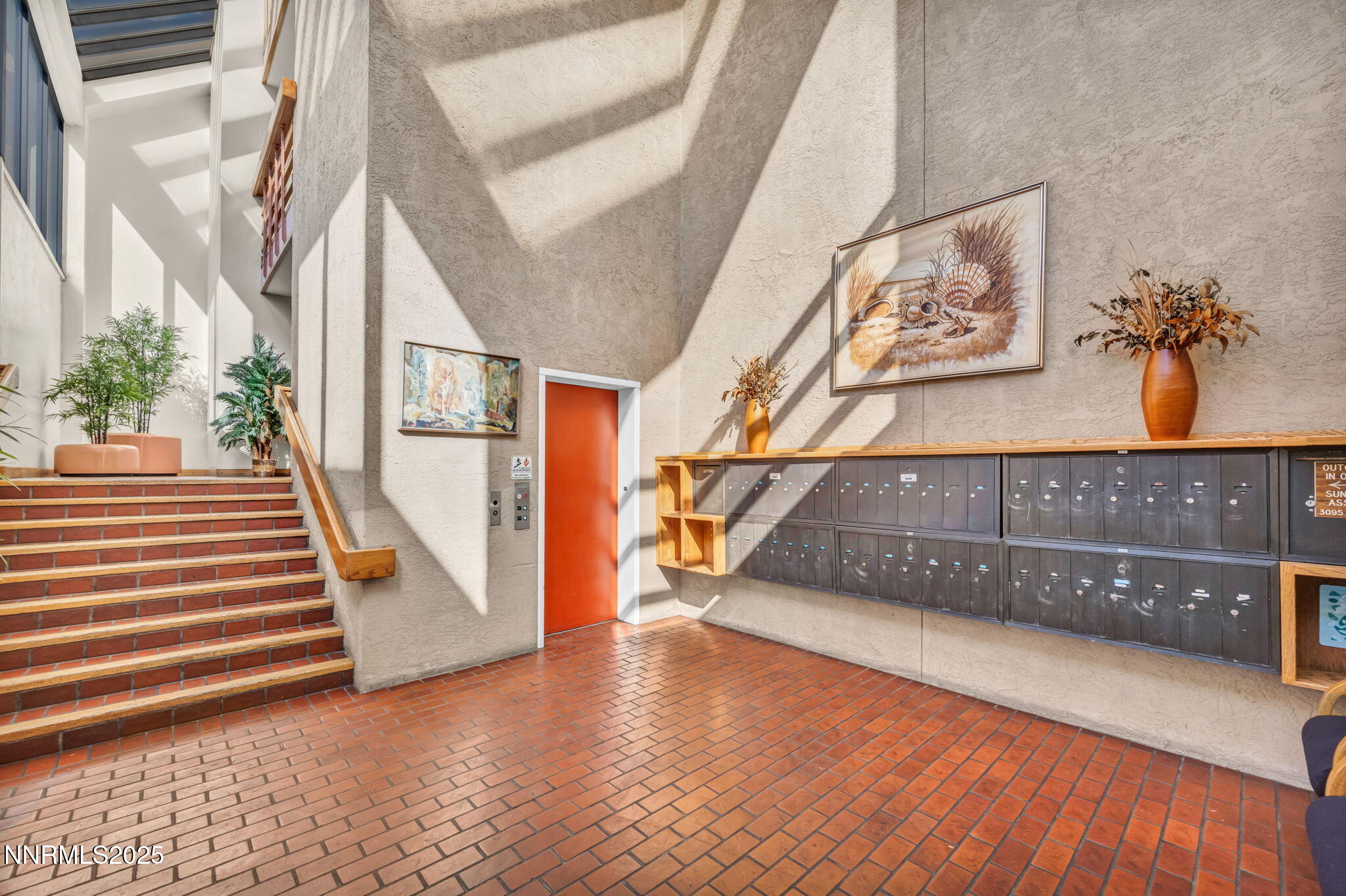 7-web-or-mls-3095-lakeside-dr-102