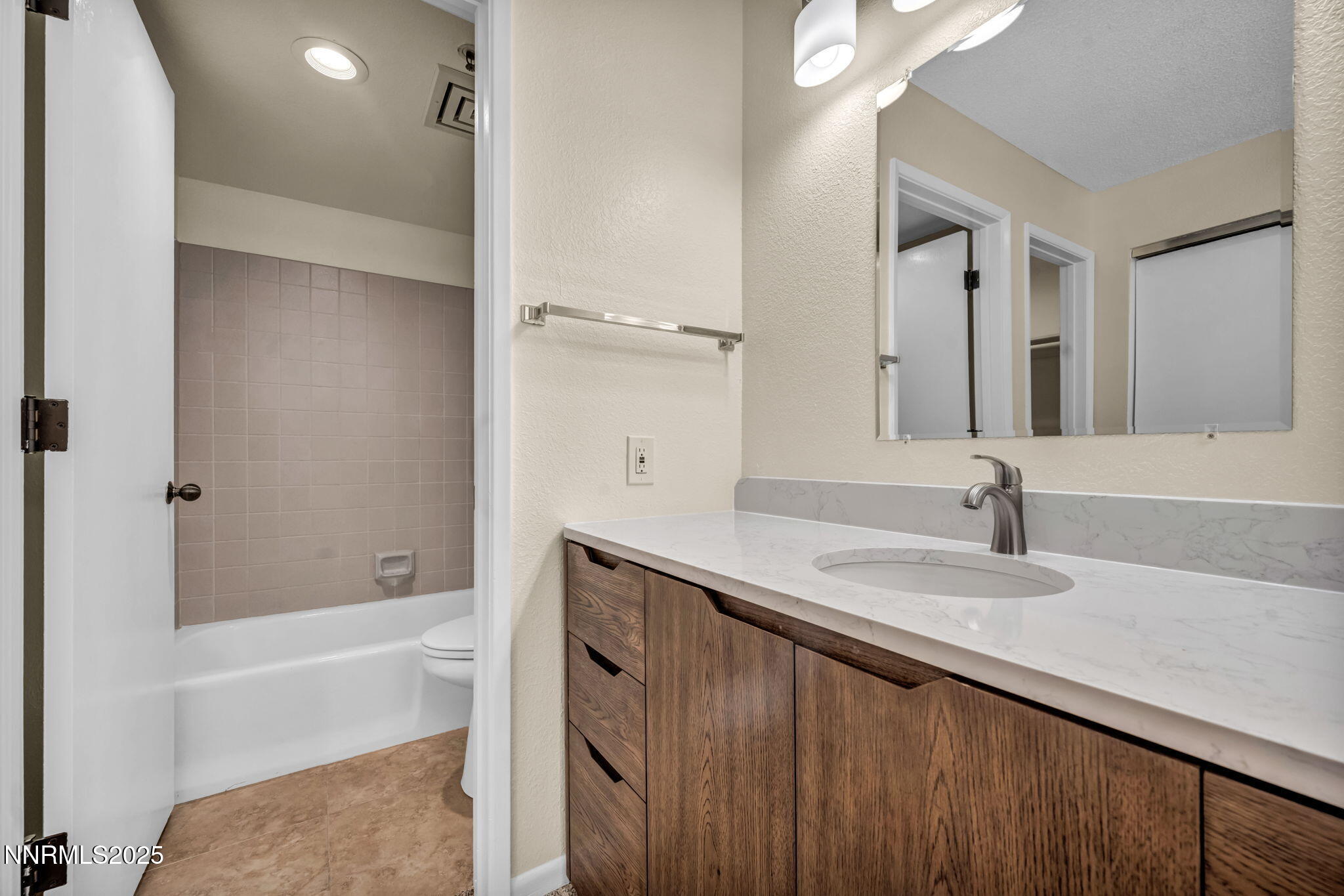 29-web-or-mls-3095-lakeside-dr-102