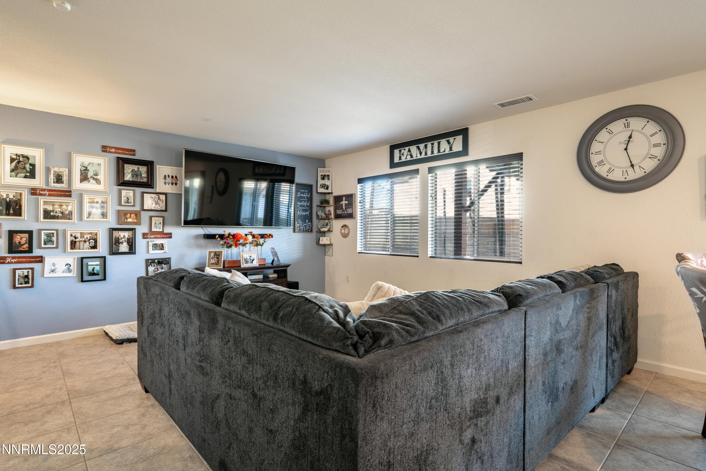 009_007_909_convair-7_204_670