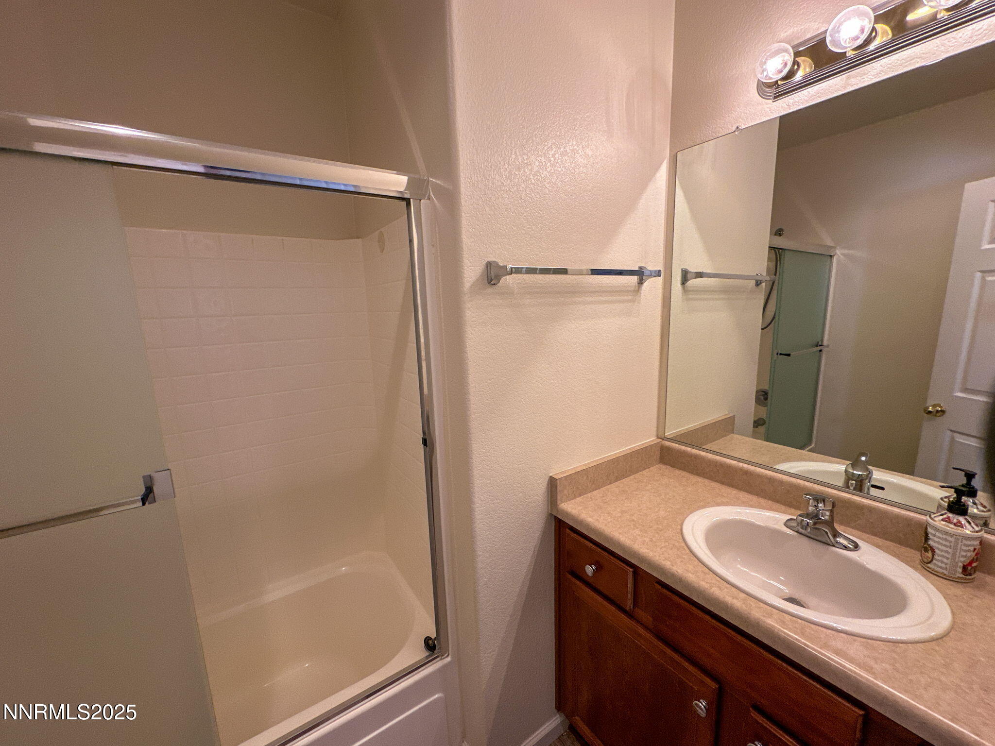 8-web-or-mls-Guest Bath
