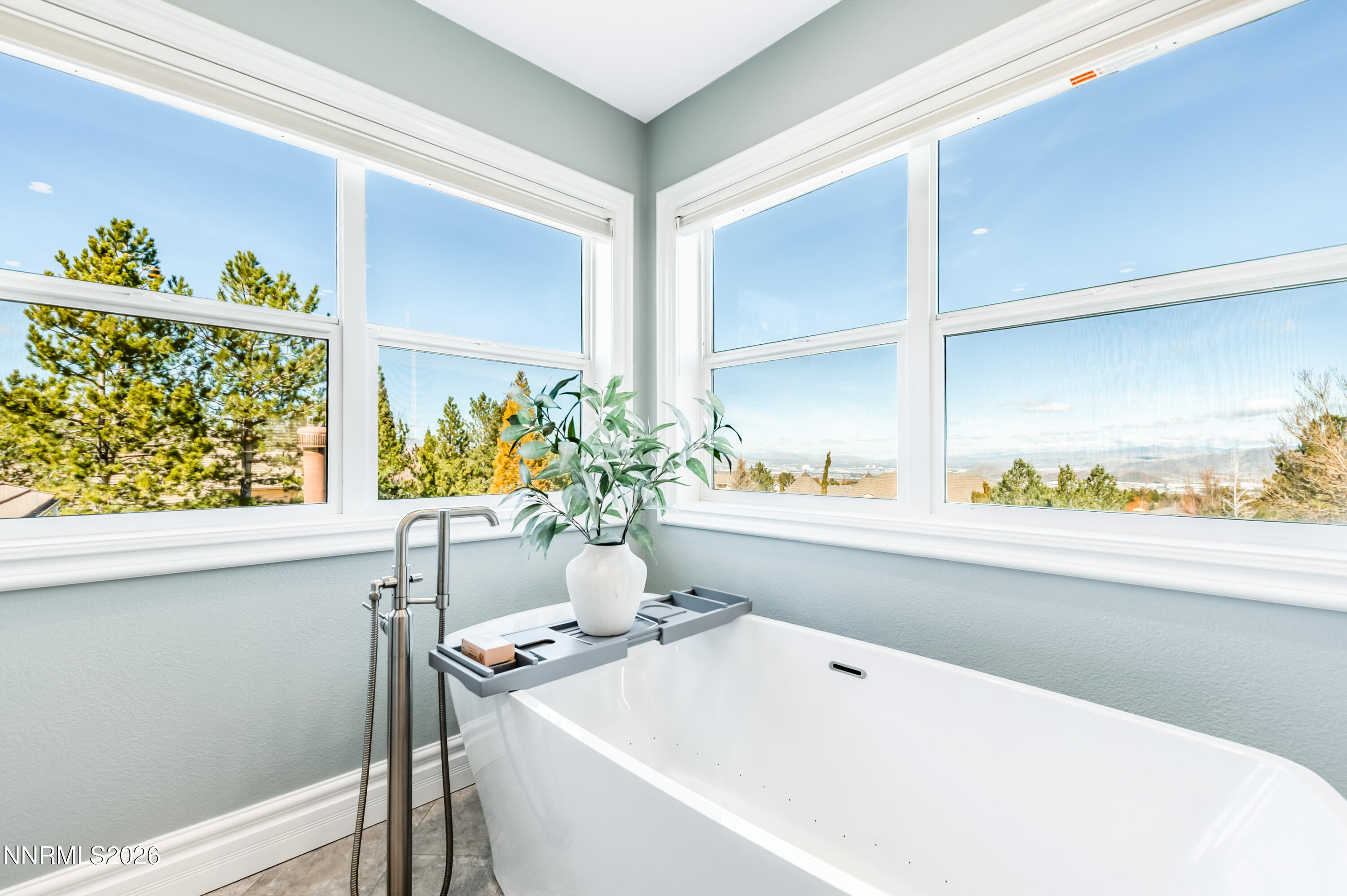 22-primary bath window SH-1072