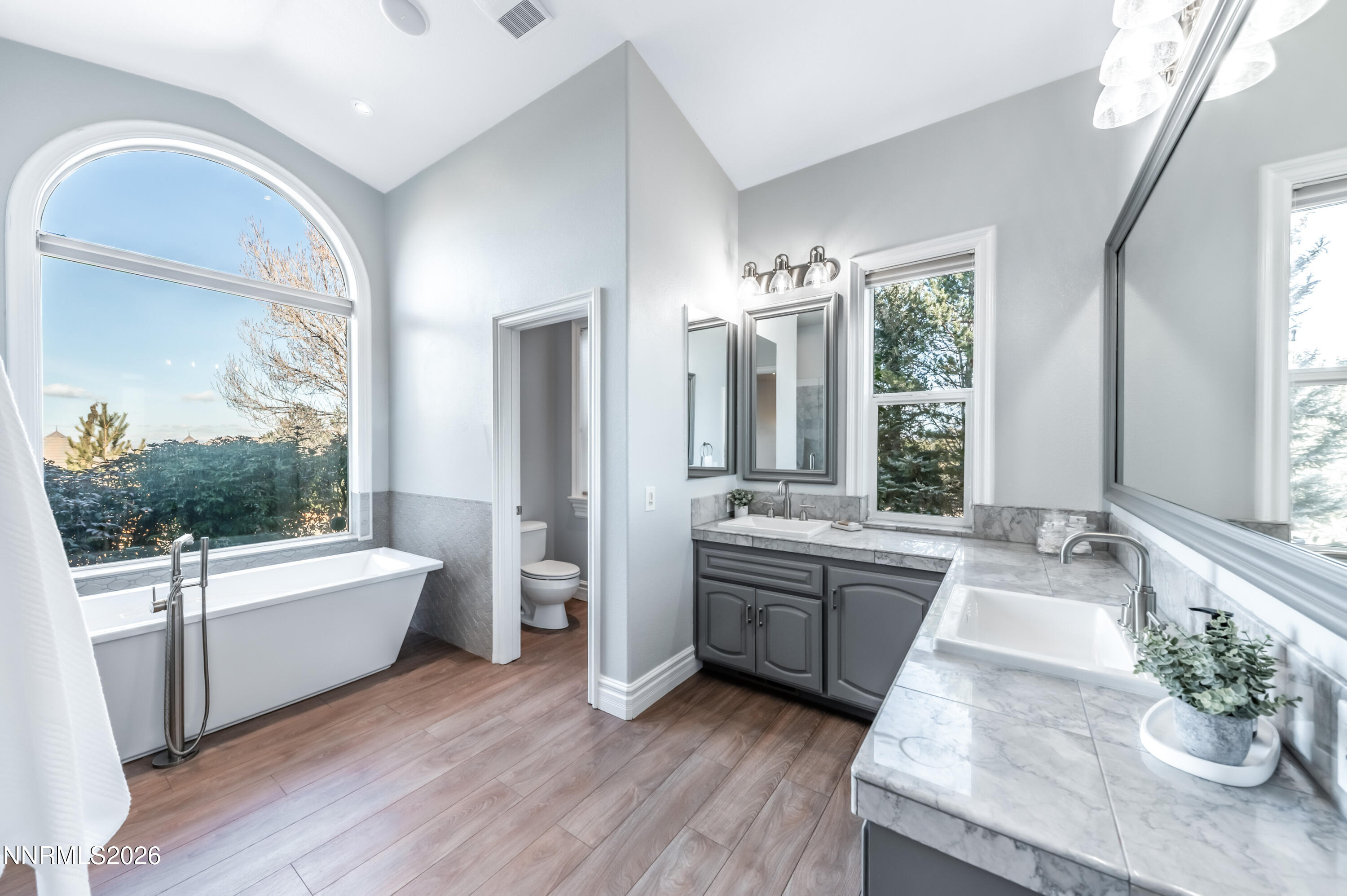 Downstairs Junior suite bath SH-1051