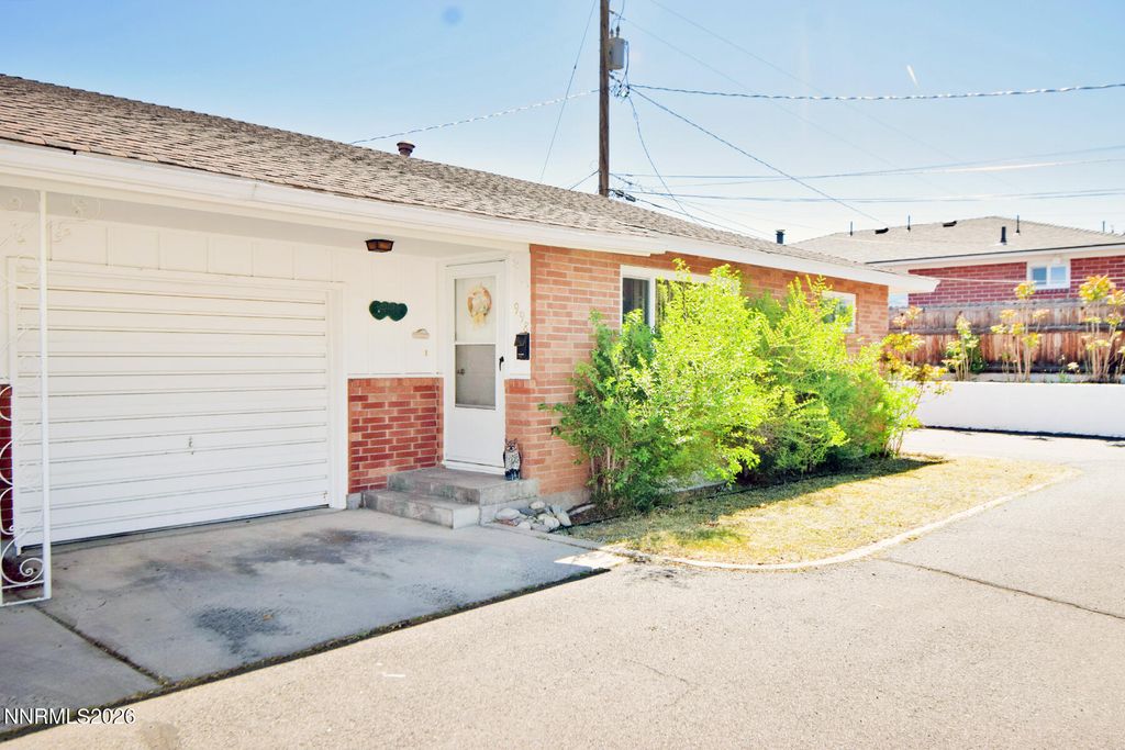 Photo of 998 Roberts Street, Reno, NV 89502 (MLS # 260004030)