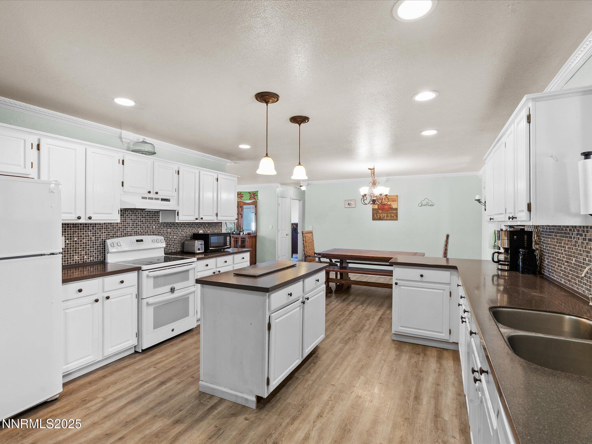 12-2830 Country Club Dr-111