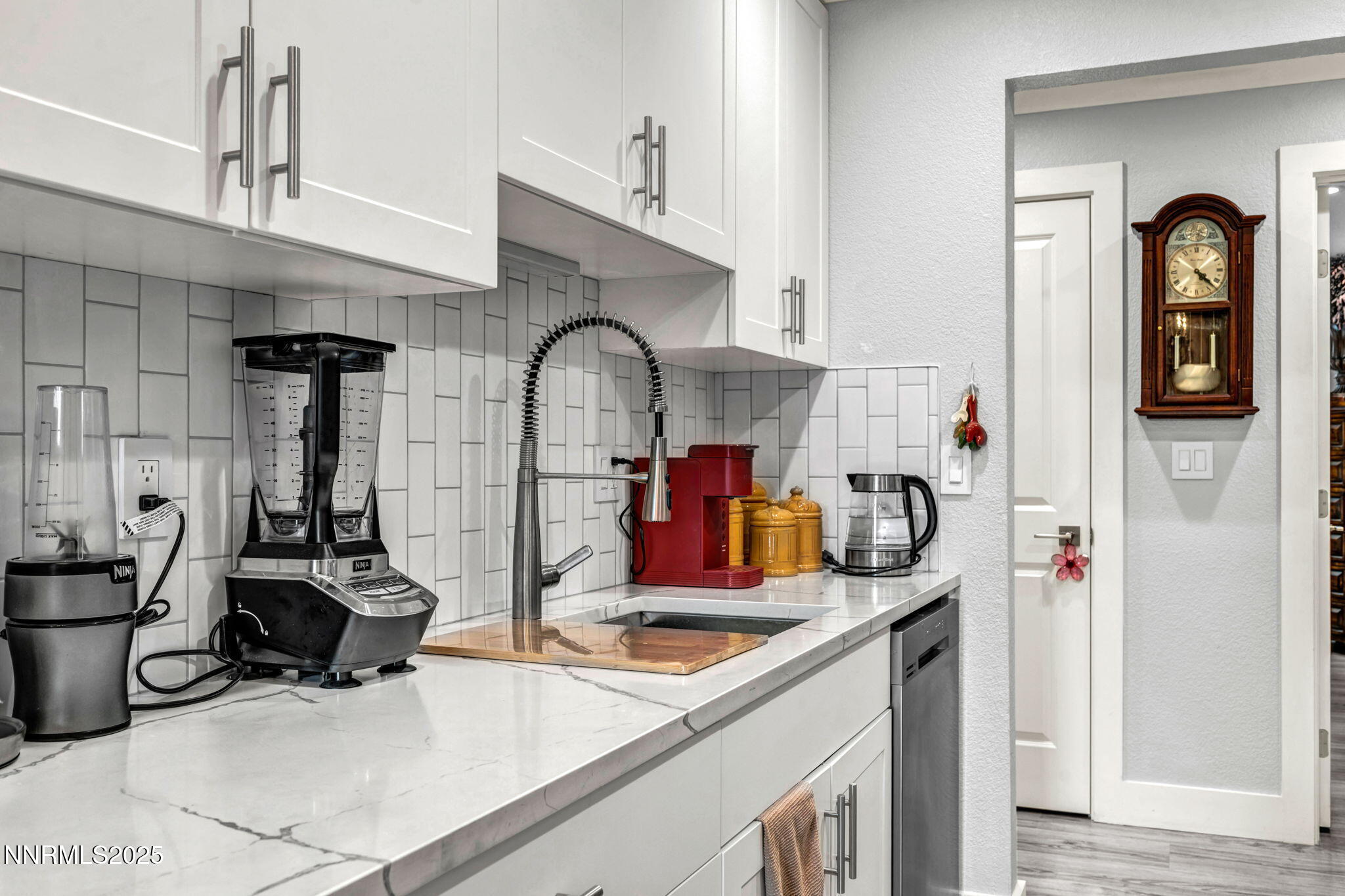 27-web-or-mls-3865-e-leonesio-dr-f2