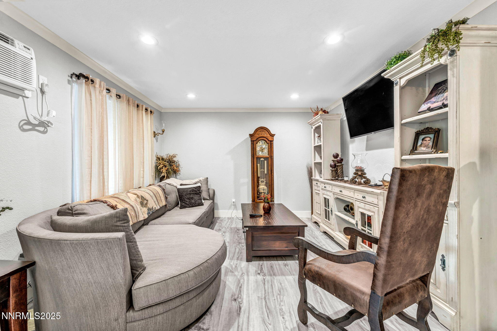 32-web-or-mls-3865-e-leonesio-dr-f2