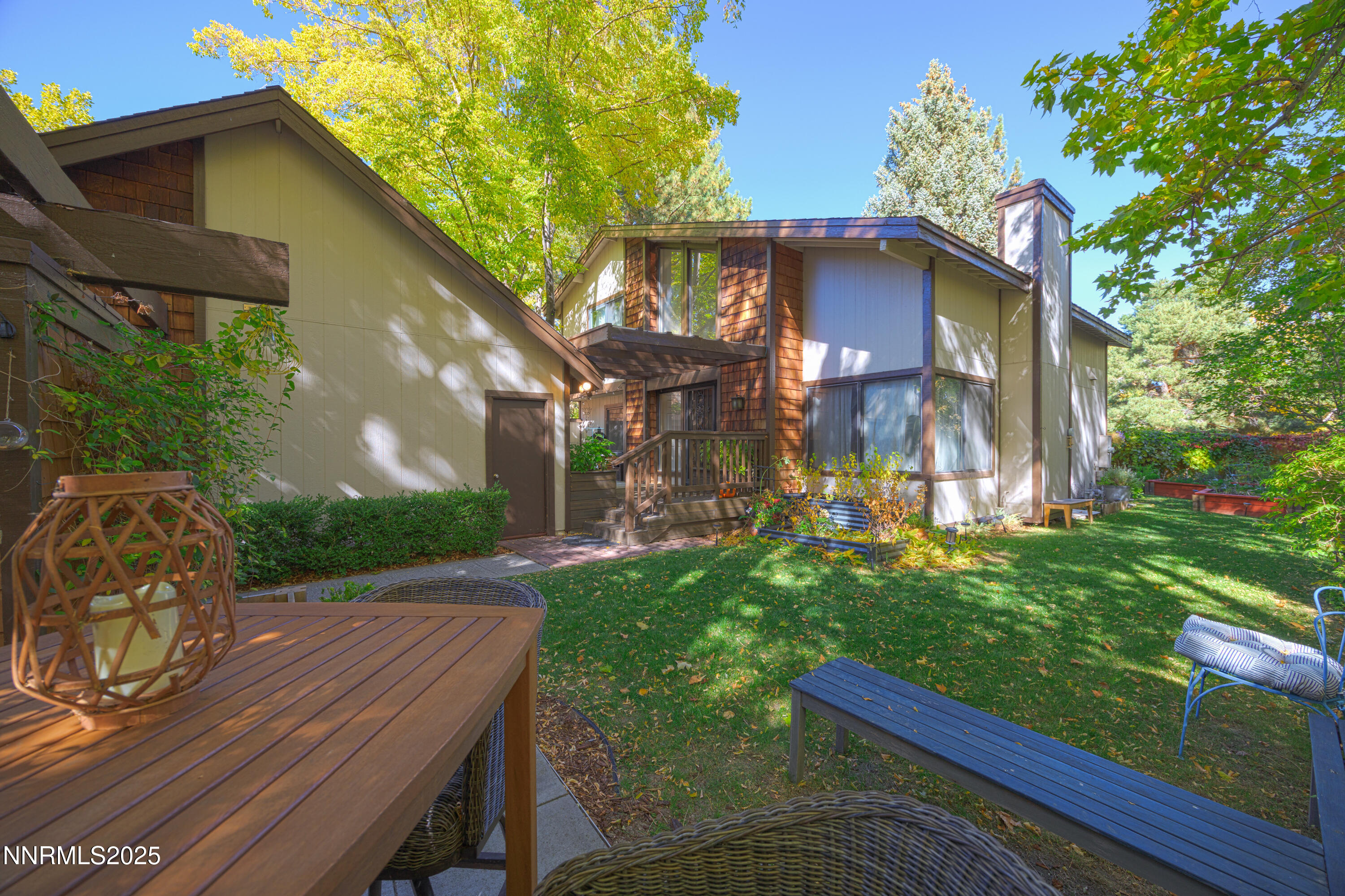 676 W Riverview Front Side Yard 2