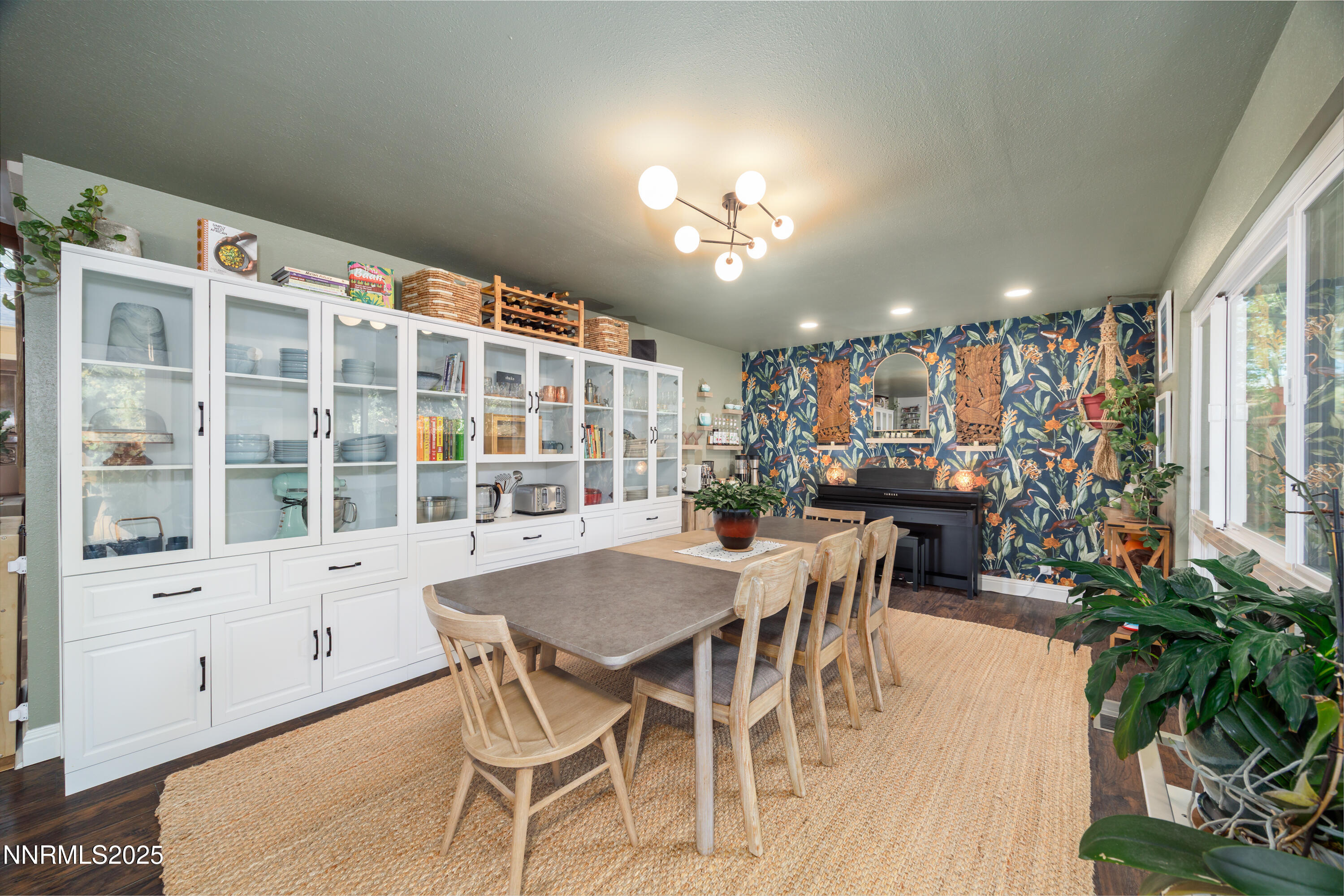 676 W Riverview Dining 2