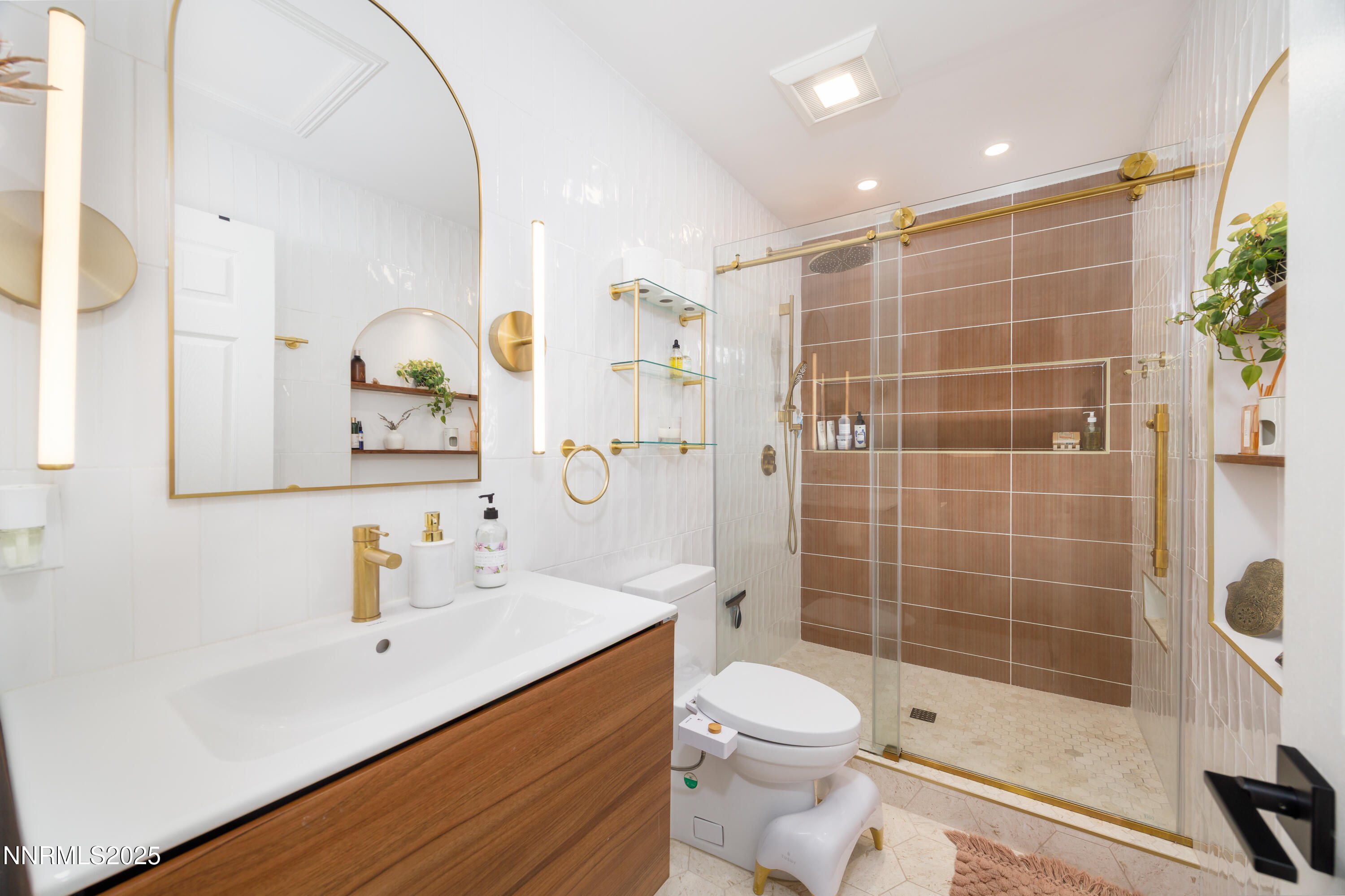 676 W Riverview Upstairs Bathroom