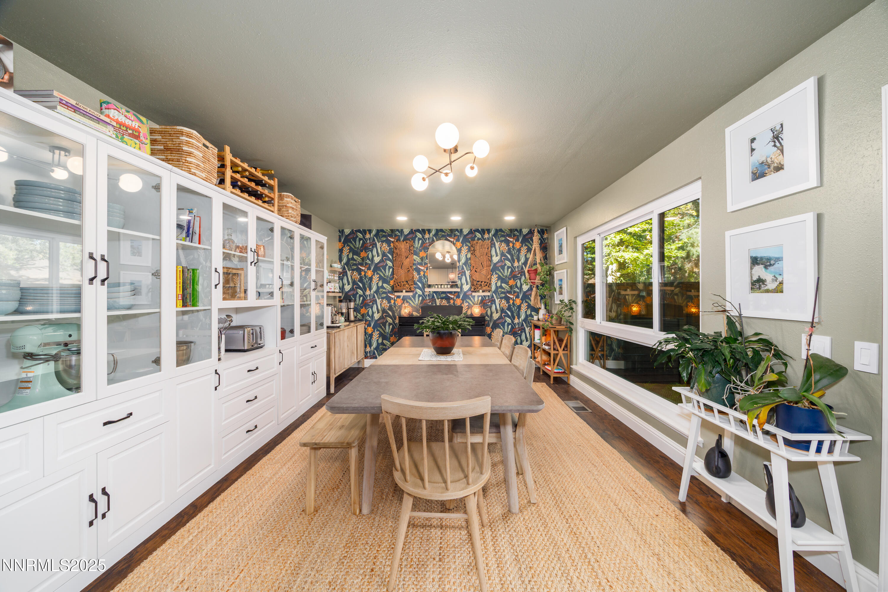 676 W Riverview Dining