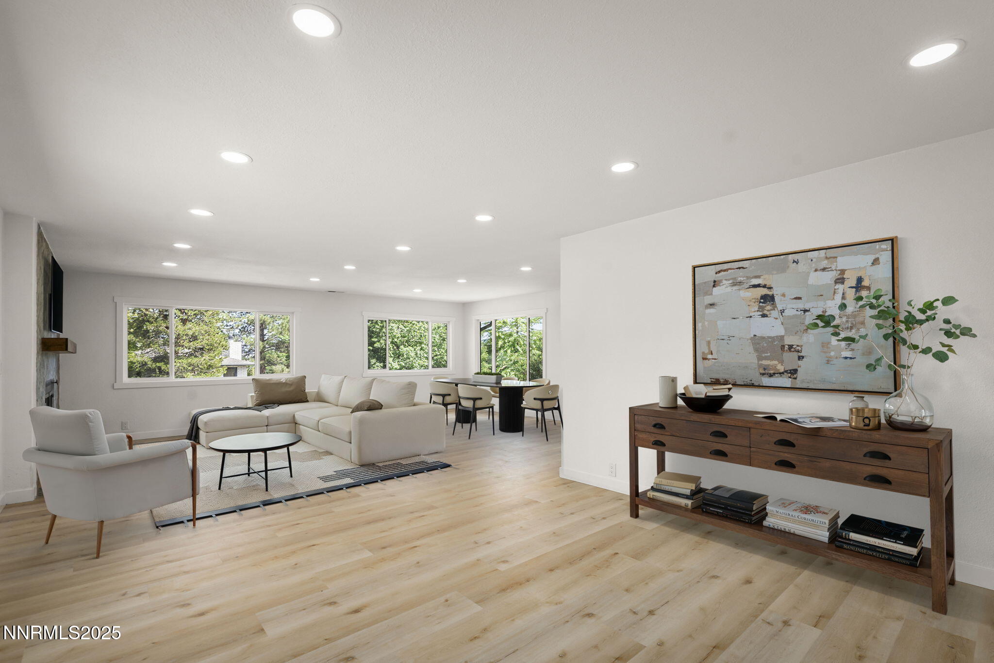 4-web-or-mls-2920_W_Moana_Lane_Living_Di