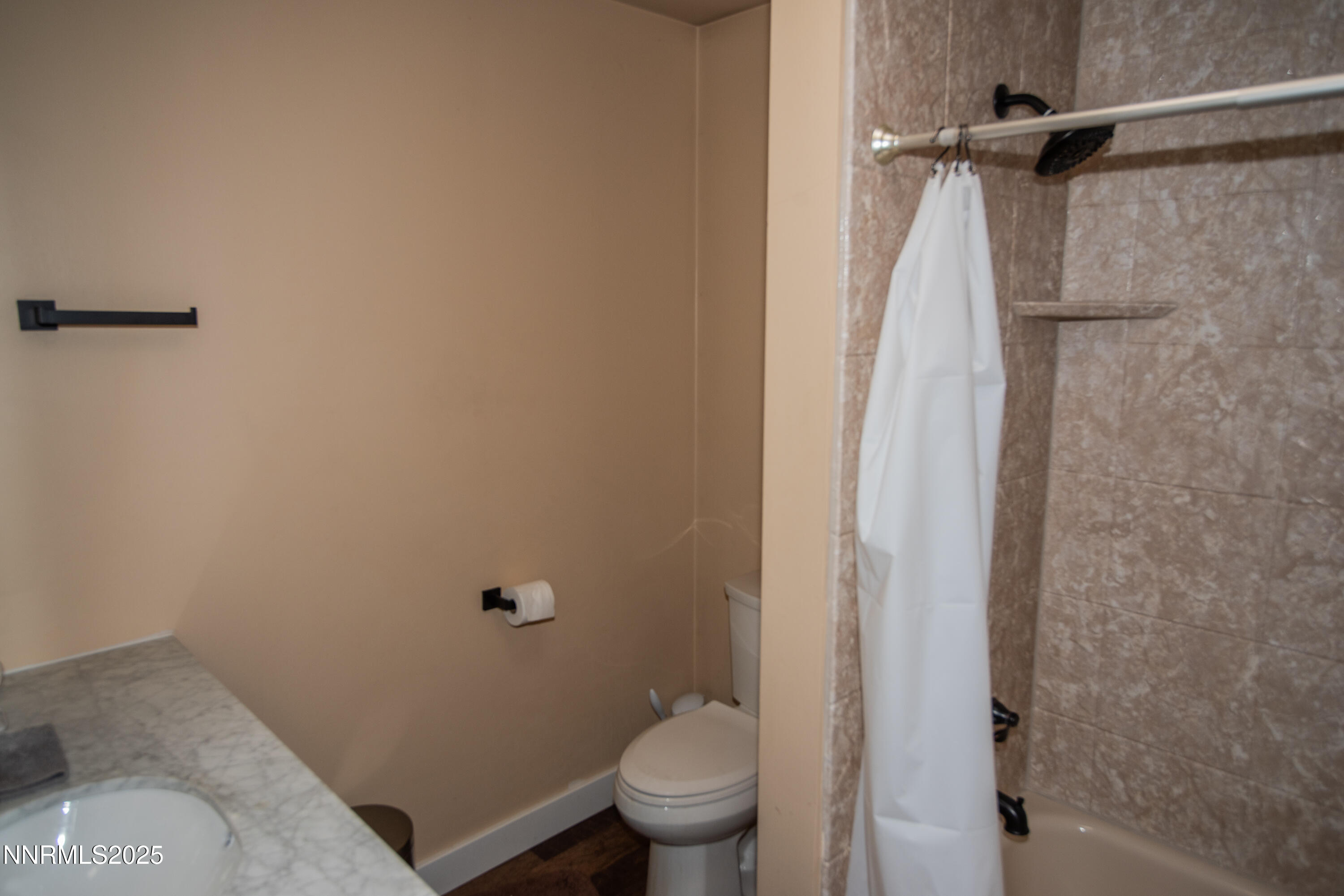 15 - Hall Bath - 40975