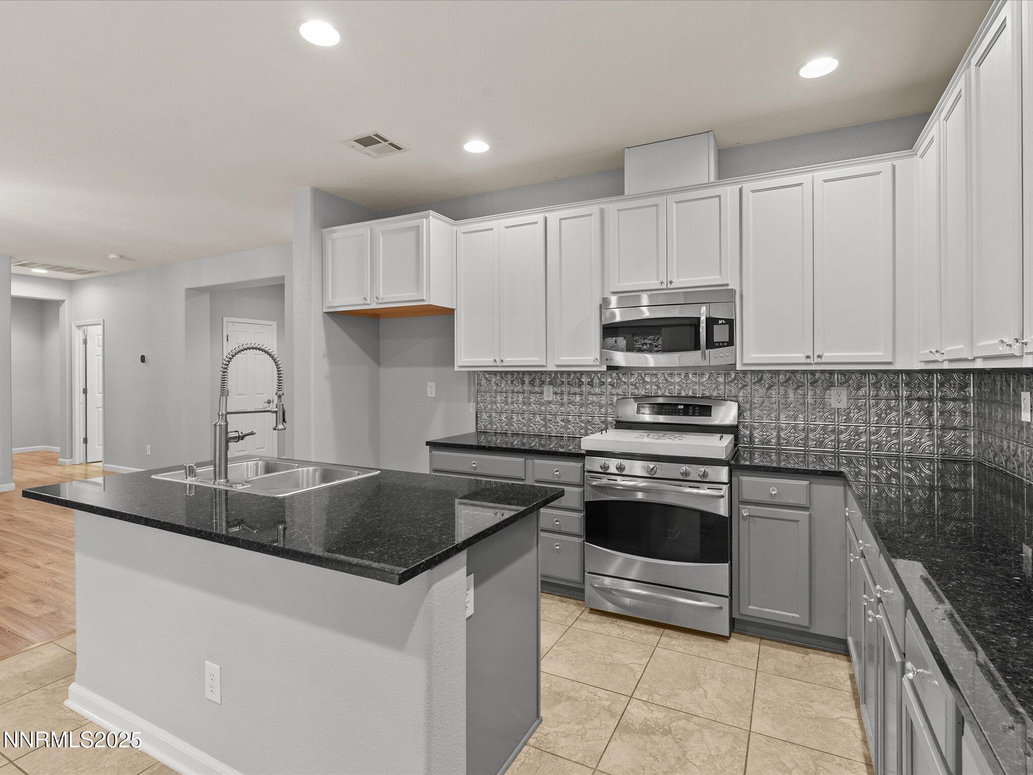 21-1056 Crown View Dr-120