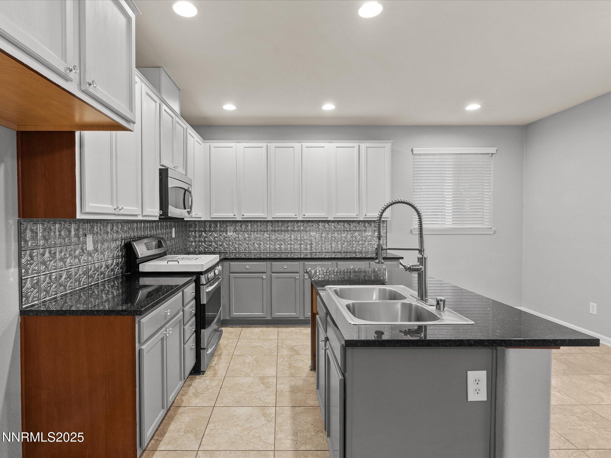 22-1056 Crown View Dr-121