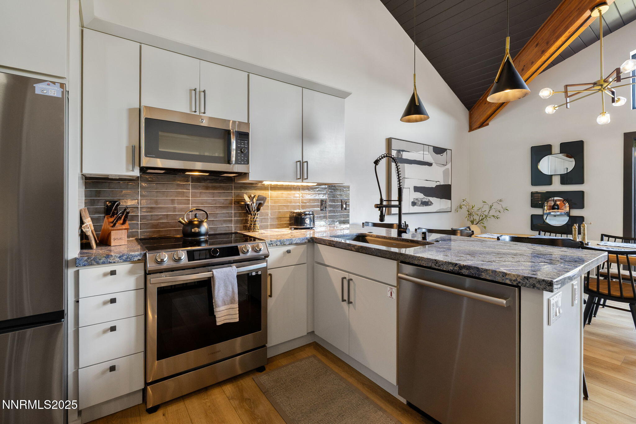 18-web-or-mls-400 Fairview-21