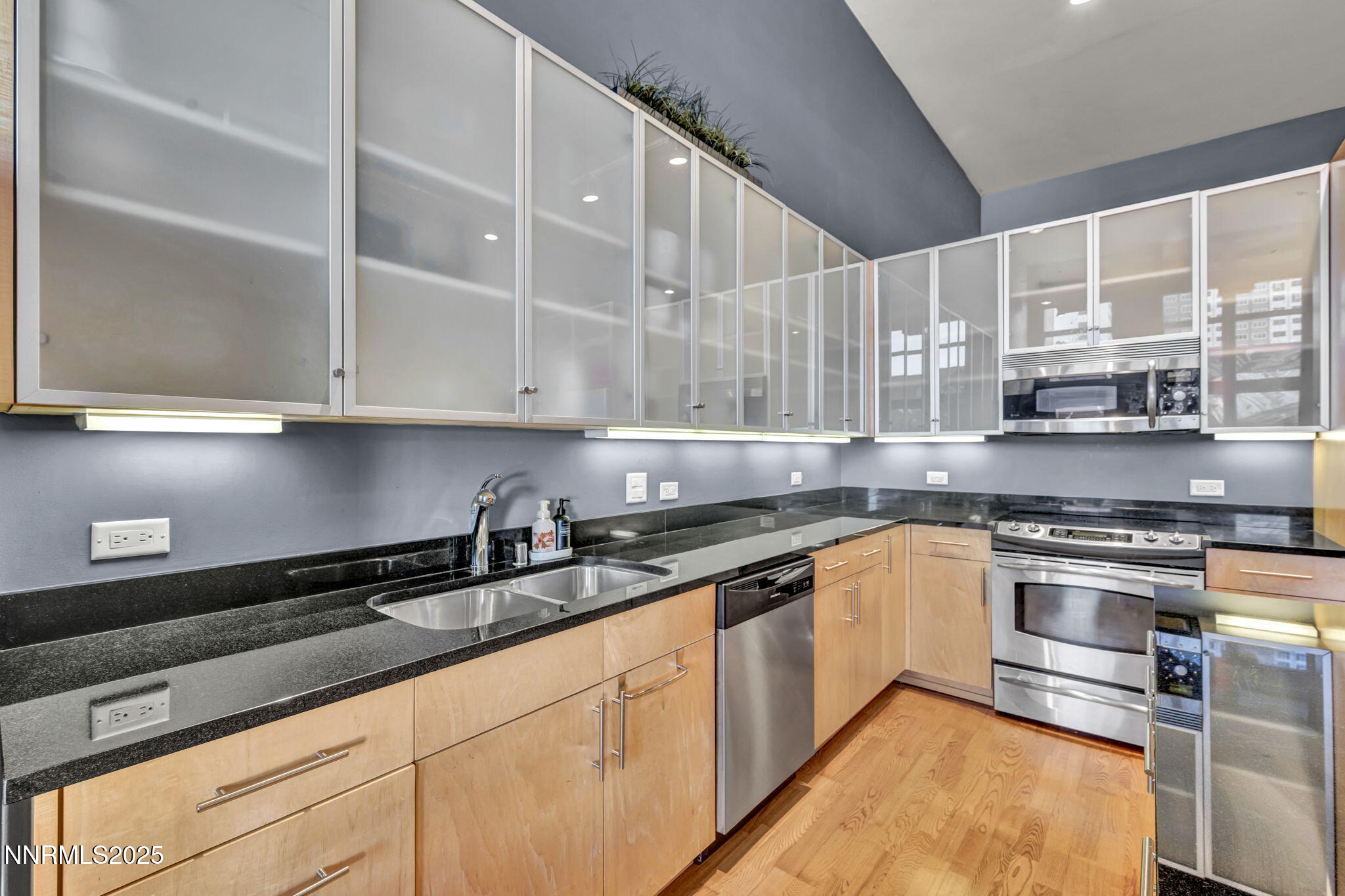 15-web-or-mls-255-n-sierra-st-unit-307