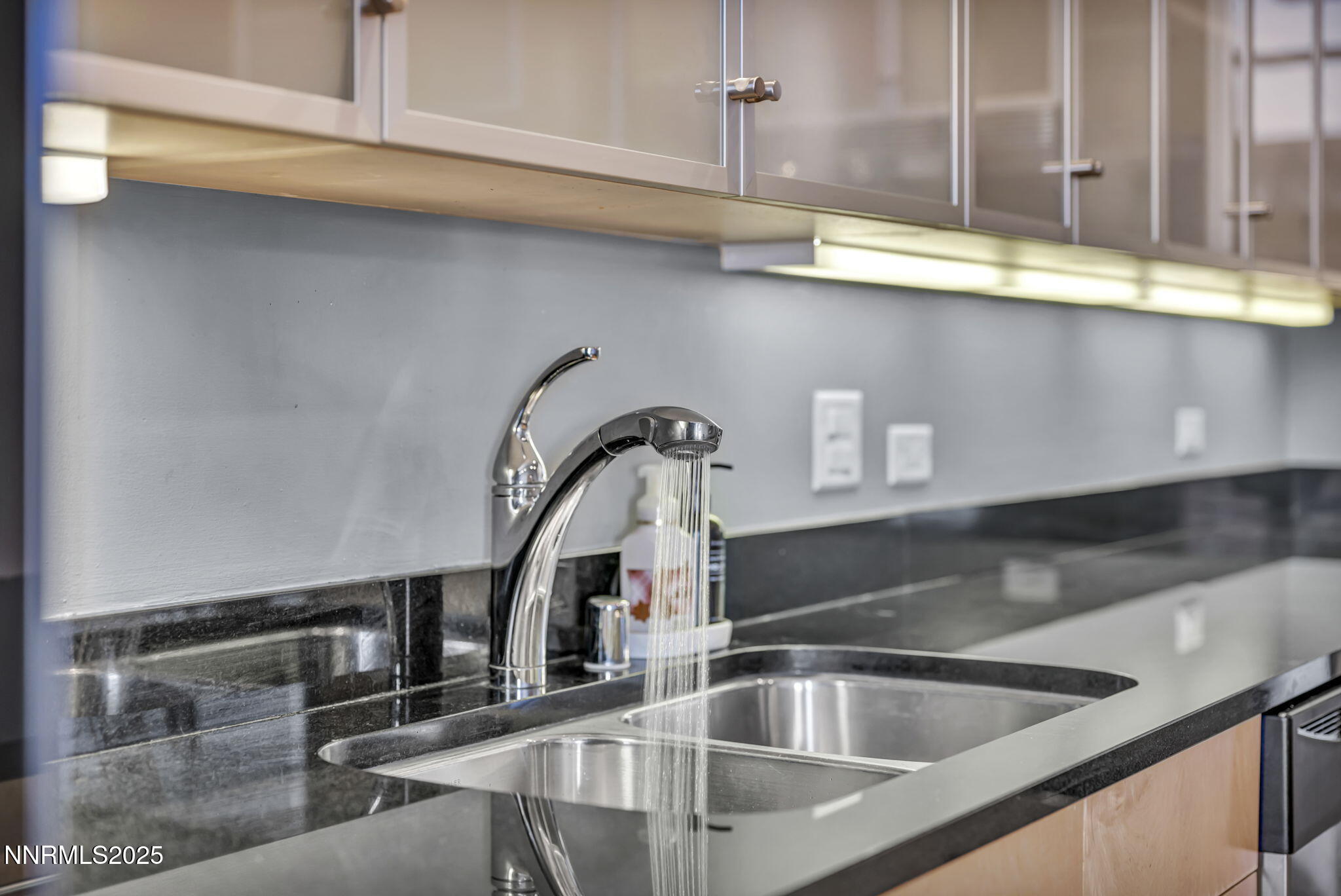 19-web-or-mls-255-n-sierra-st-unit-307