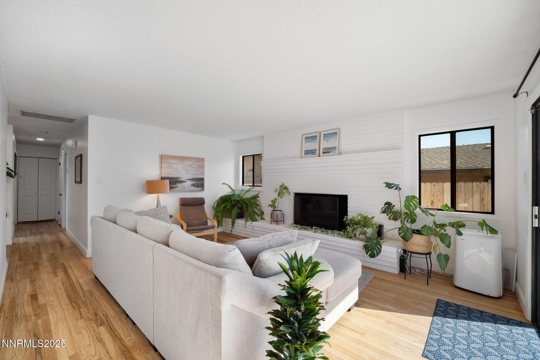 20-web-or-mls-1175 Akard Dr_-8