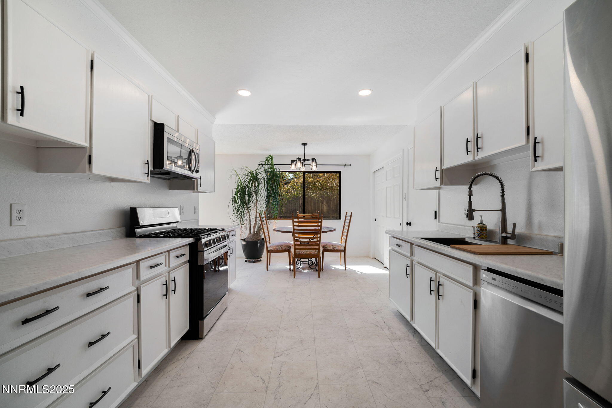 25-web-or-mls-1175 Akard Dr_-13