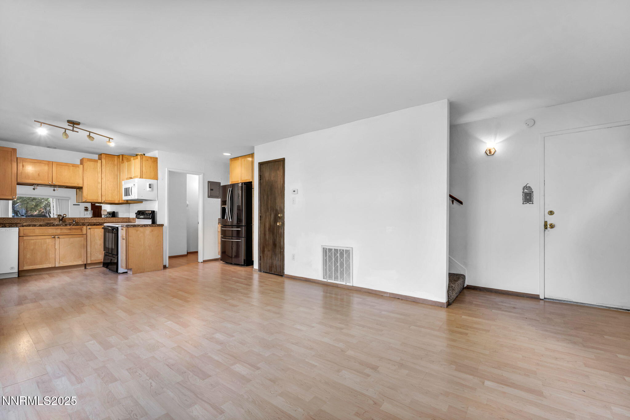 30-web-or-mls-827-robin-dr-8