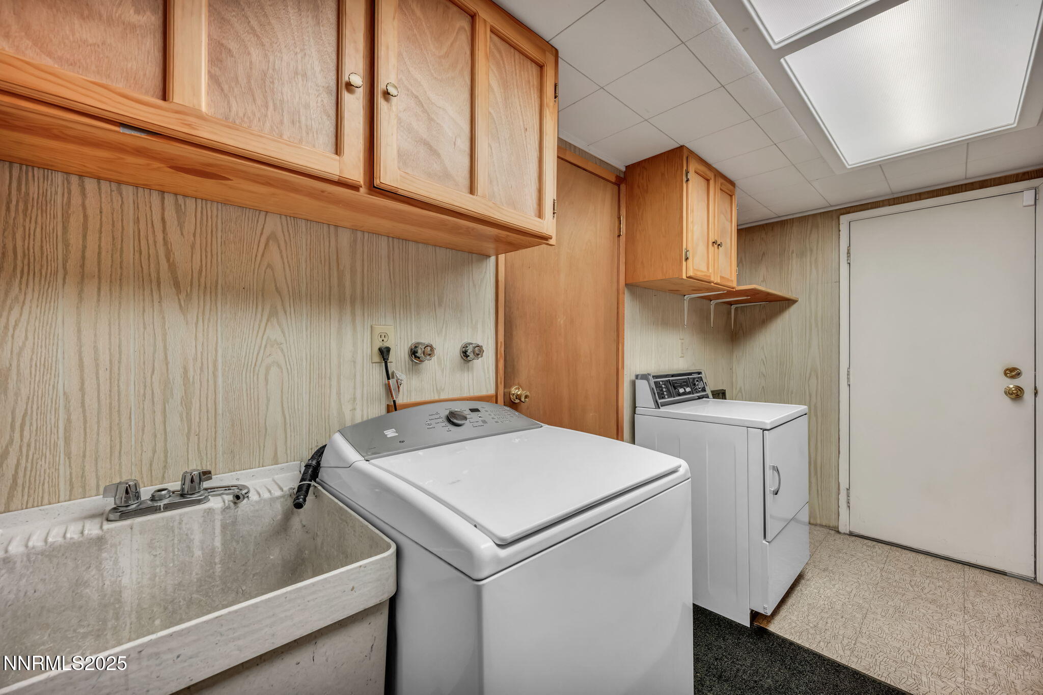 Carson City, Nevada 89703, United States, 3 Bedrooms Bedrooms, ,1 BathroomBathrooms,Residential,Pending,200008