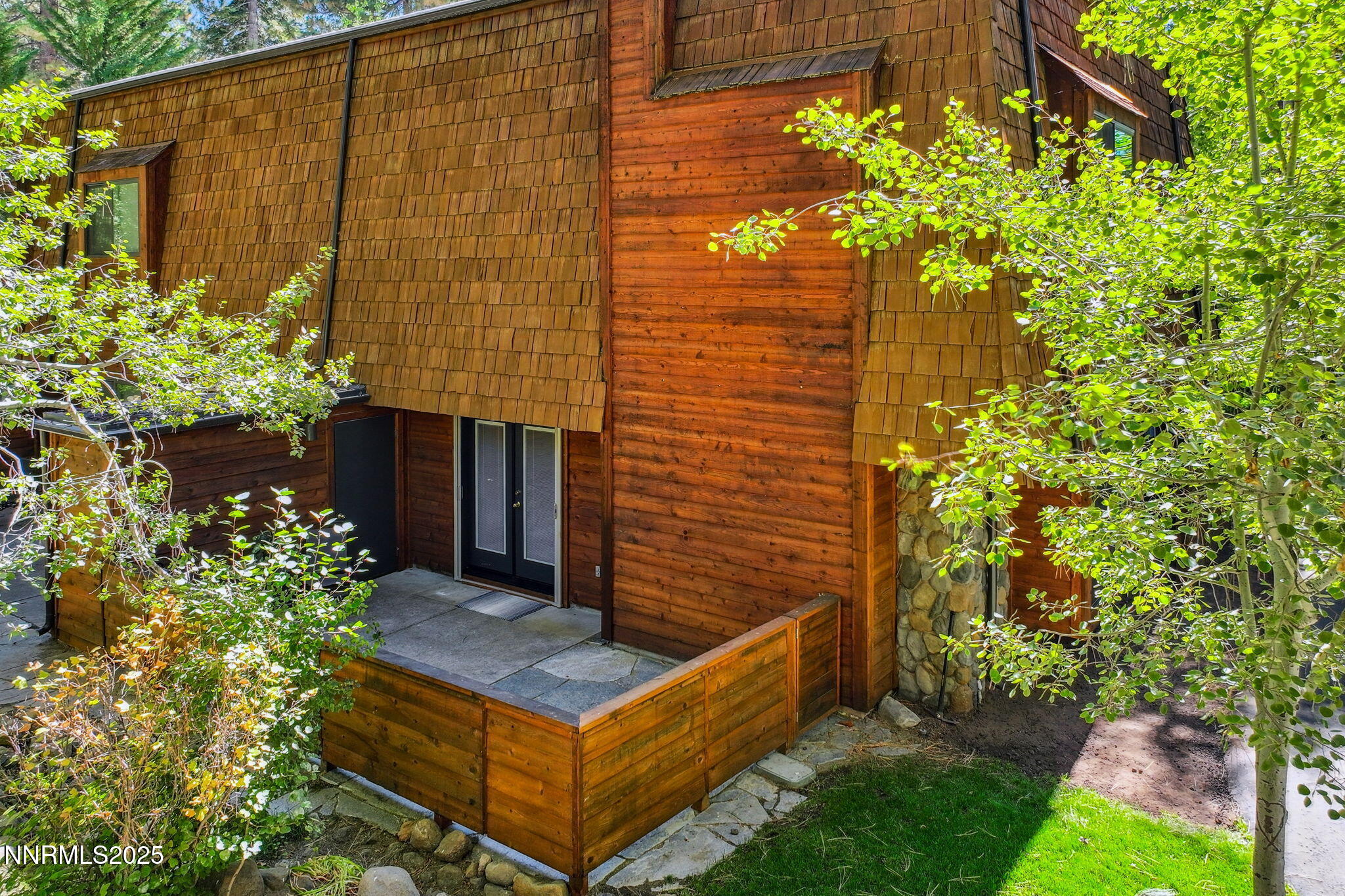 25-web-or-mls-120-country-club-dr-37