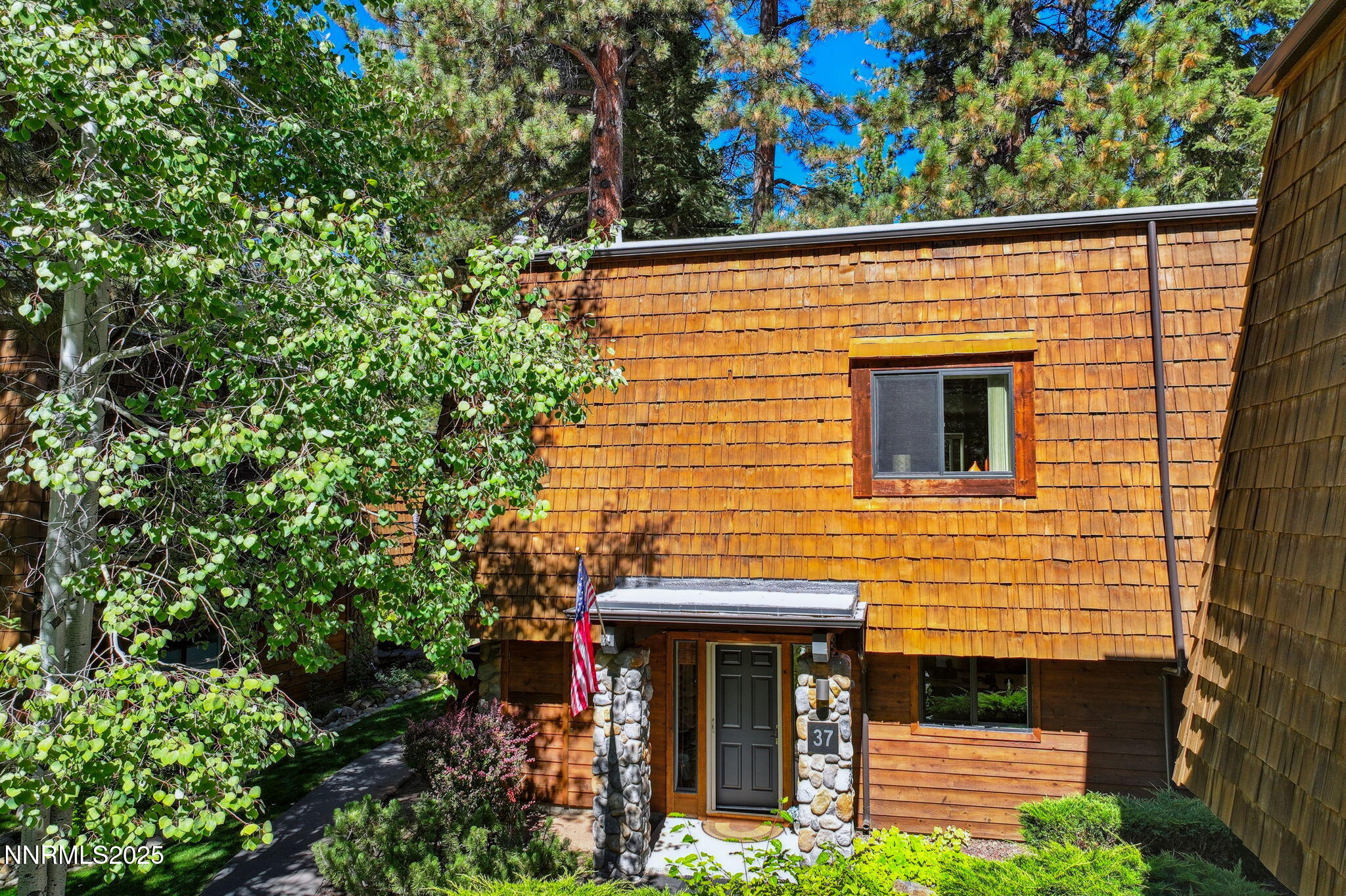 24-web-or-mls-120-country-club-dr-37