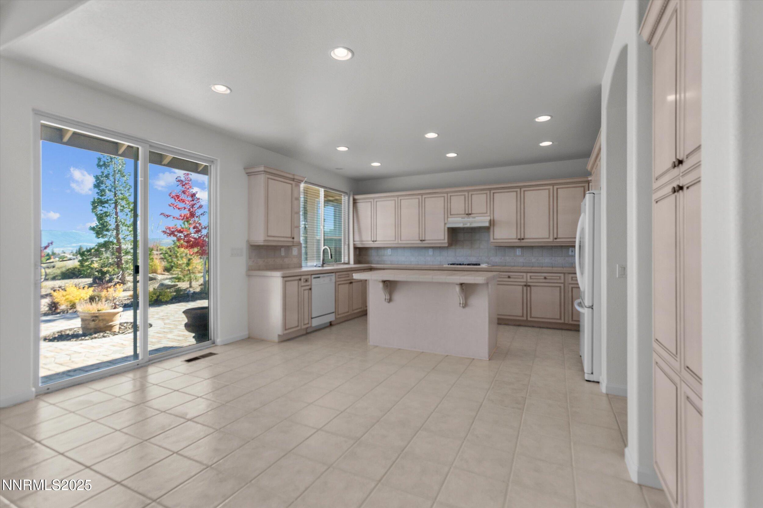 52-Living to Kitchen