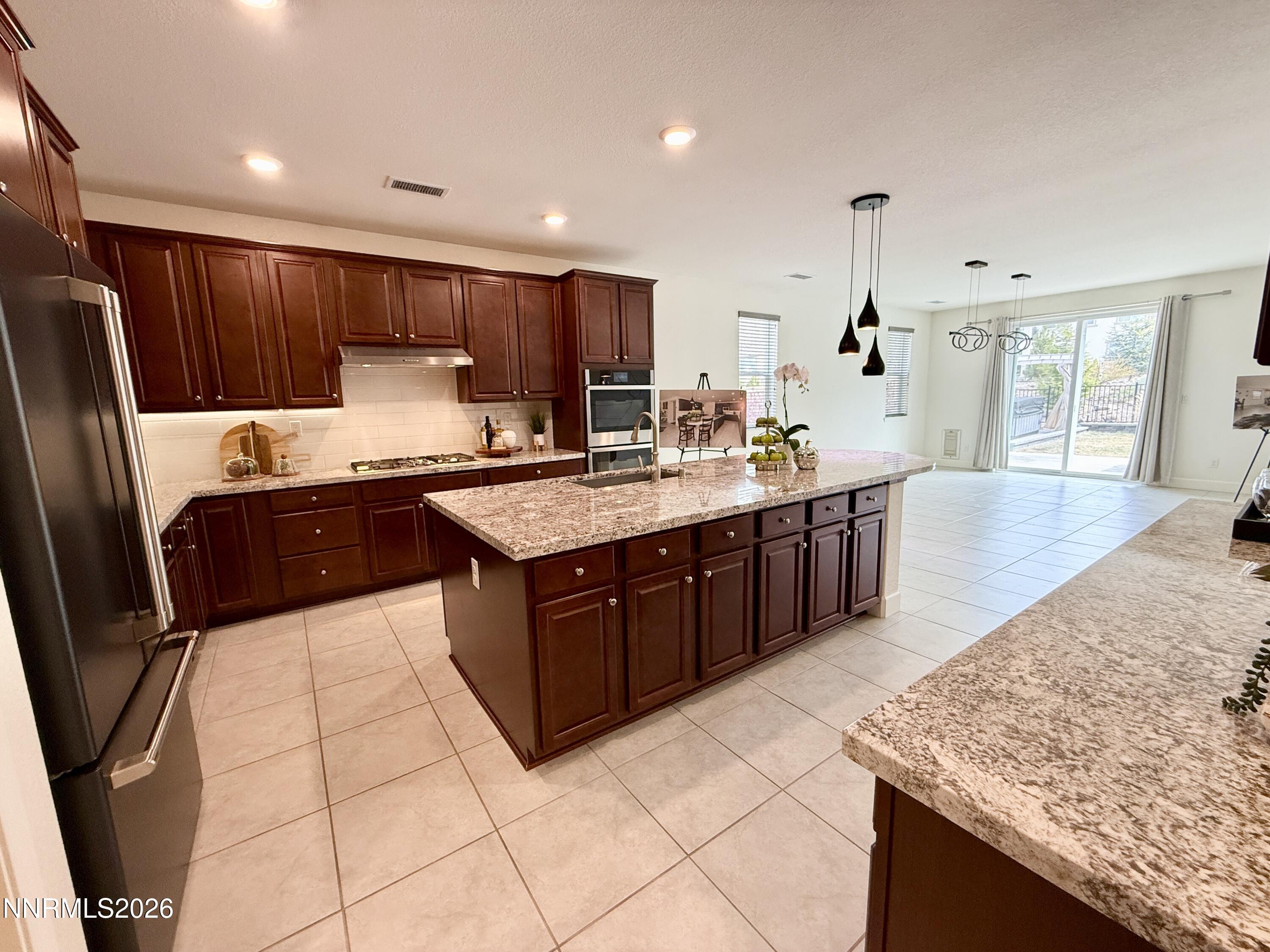 CB1AF91E-AA19-4E6A-9B19-3C9DFD497D83_1_2