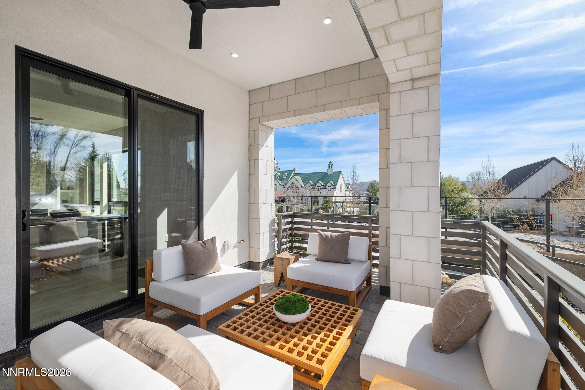 10-web-or-mls-84 Caballada St -8