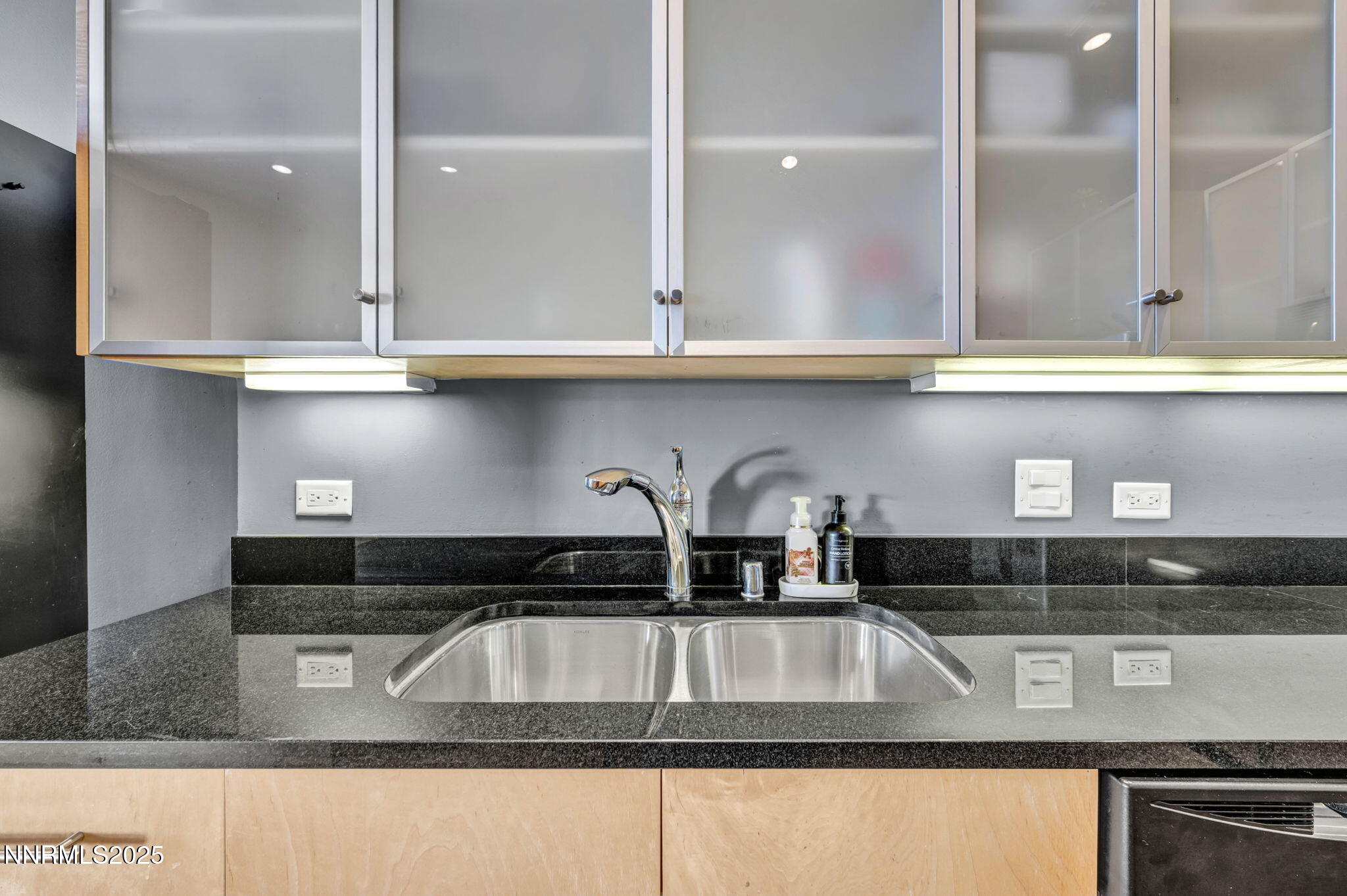 13-web-or-mls-255-n-sierra-st-unit-307