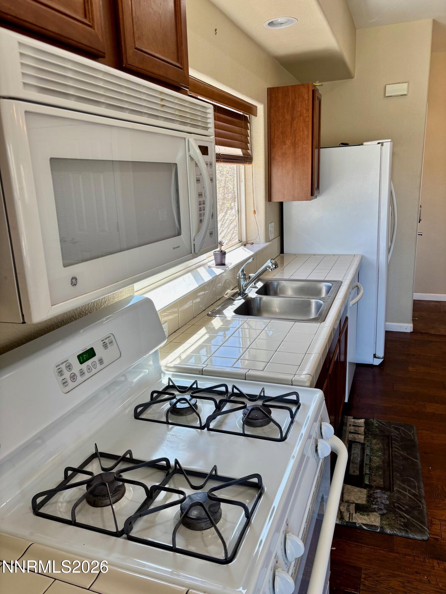 STOVE + SINK + FRIDGE
