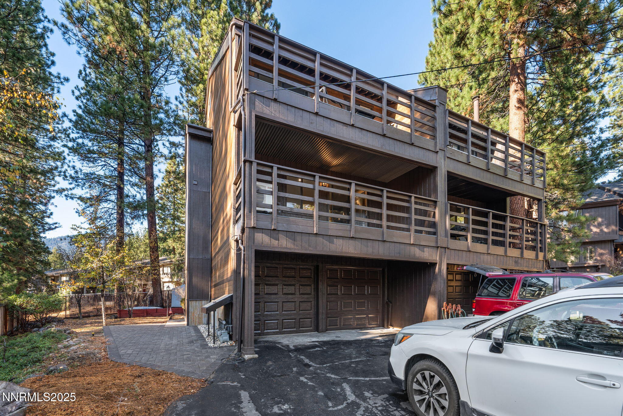 30-web-or-mls-221 Lark-31