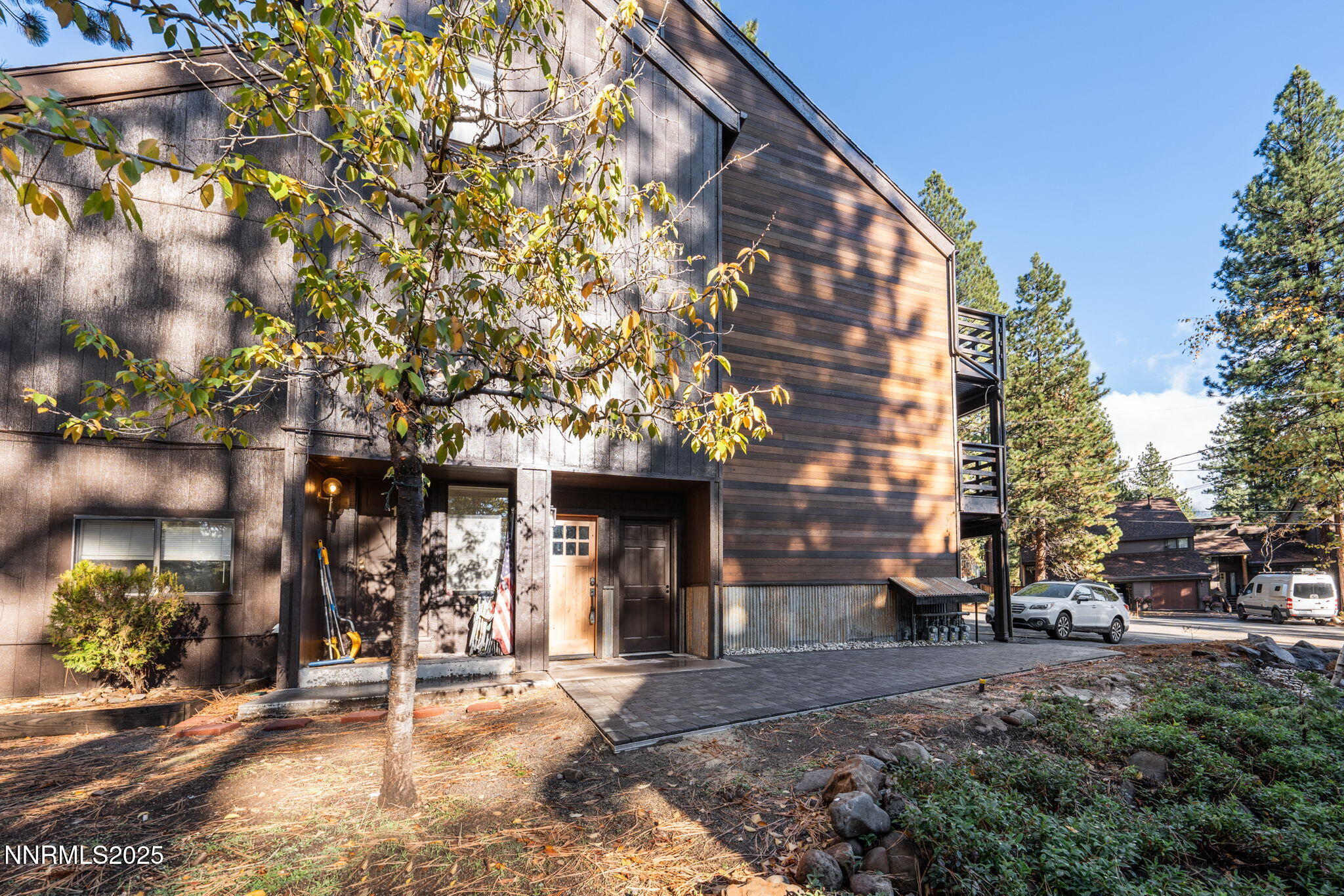 28-web-or-mls-221 Lark-29