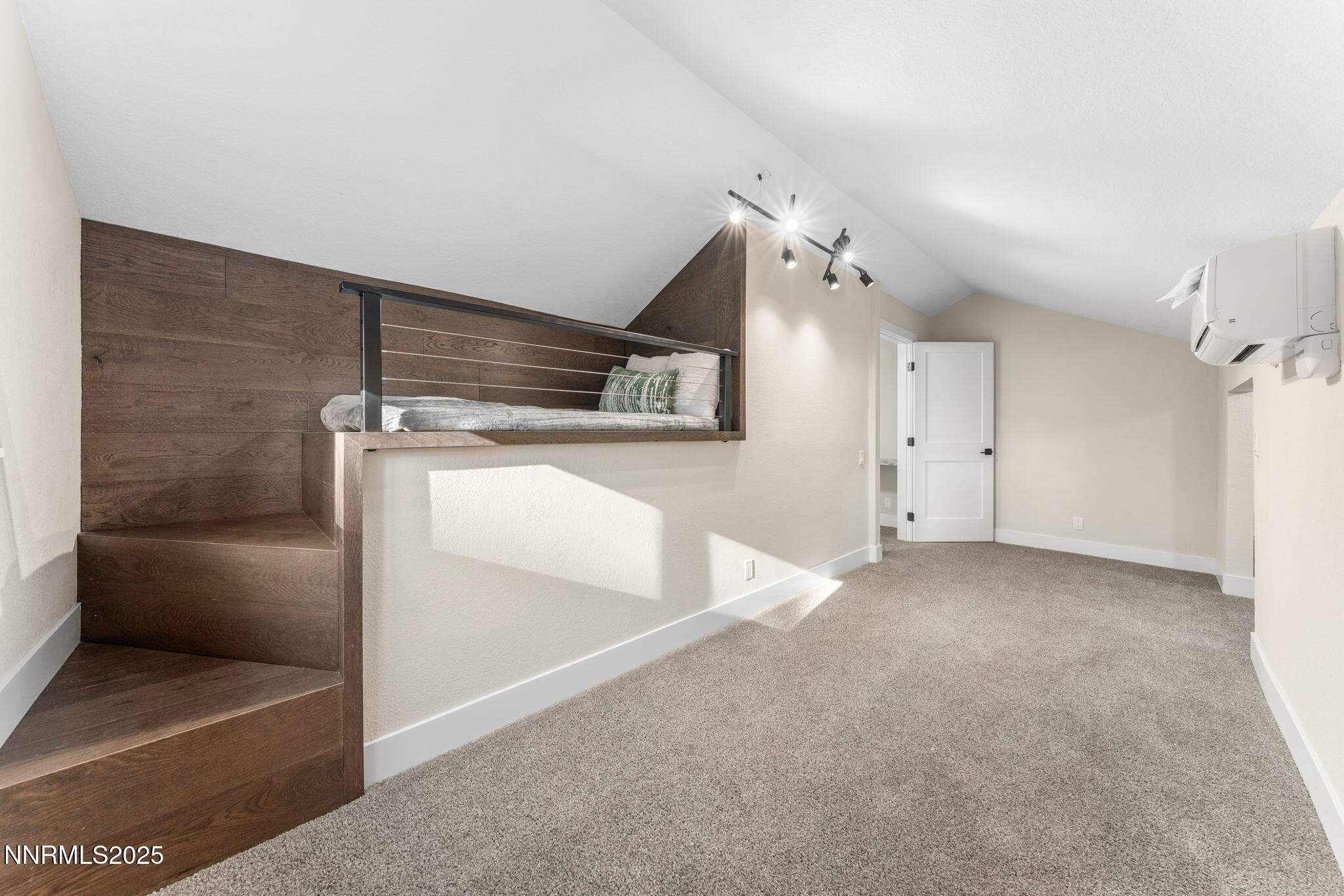 24-web-or-mls-221 Lark-25