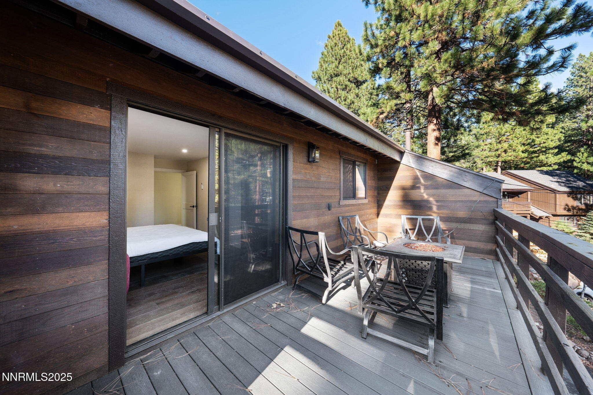 26-web-or-mls-221 Lark-27