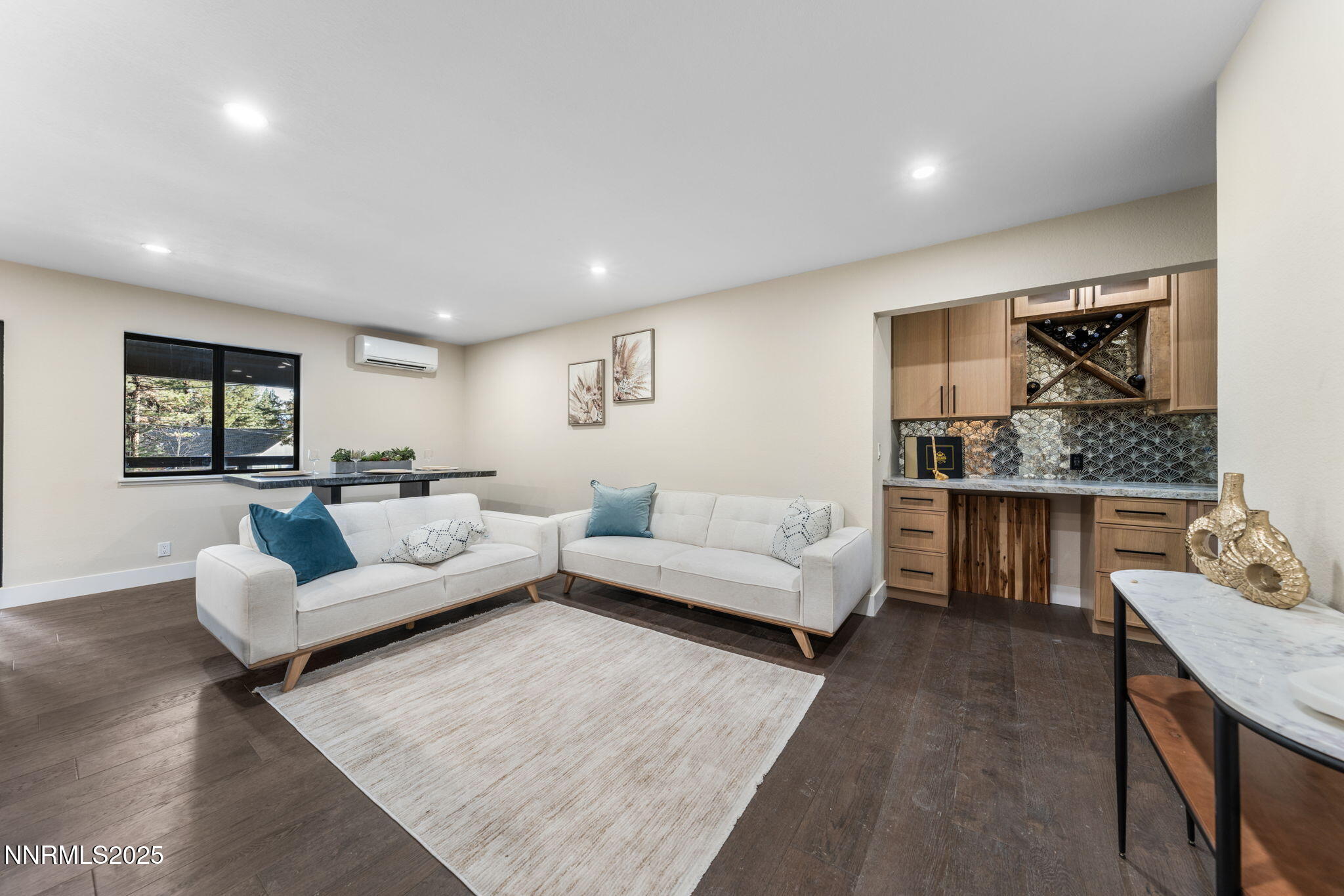 9-web-or-mls-221 Lark-10