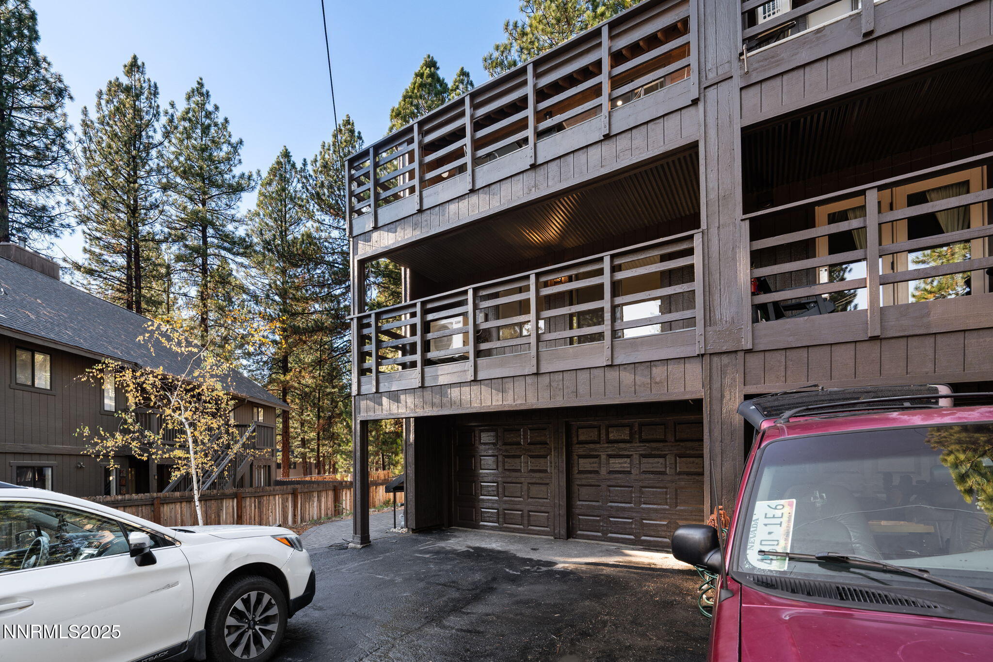 32-web-or-mls-221 Lark-33