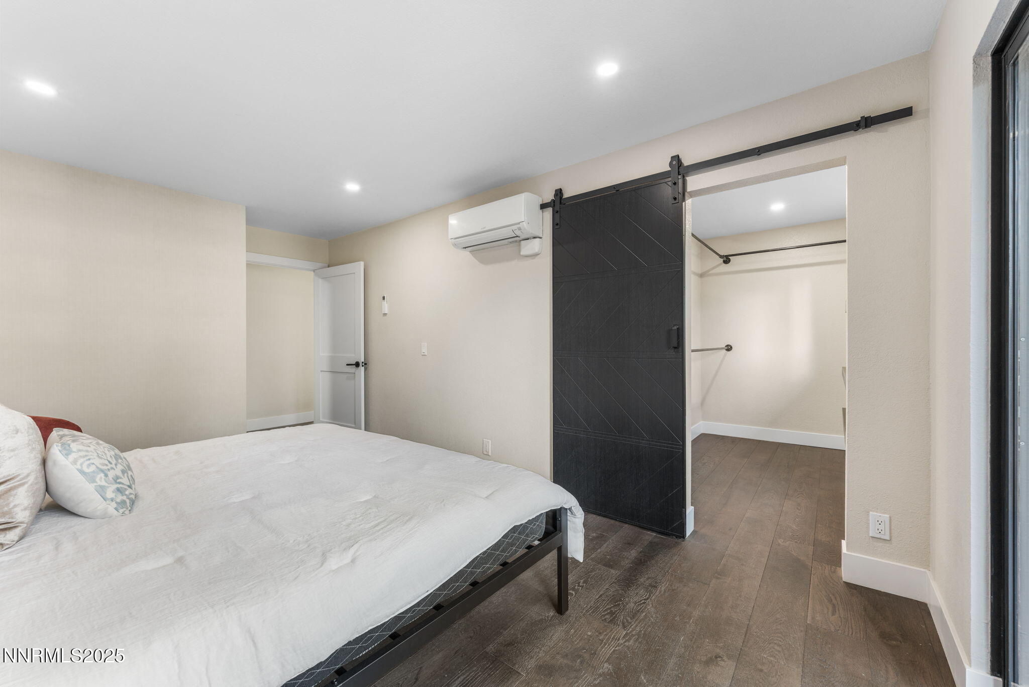 16-web-or-mls-221 Lark-17