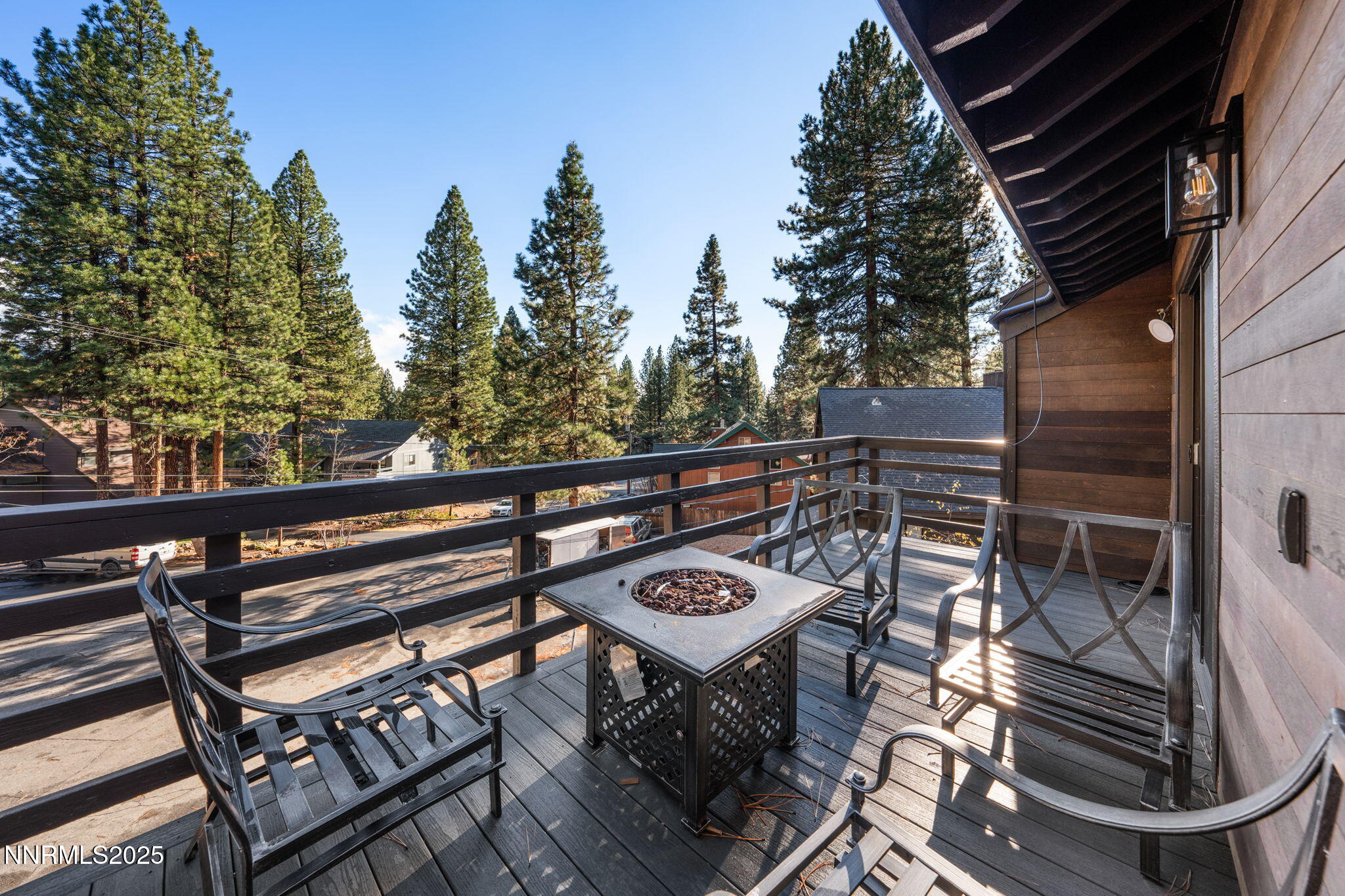 25-web-or-mls-221 Lark-26