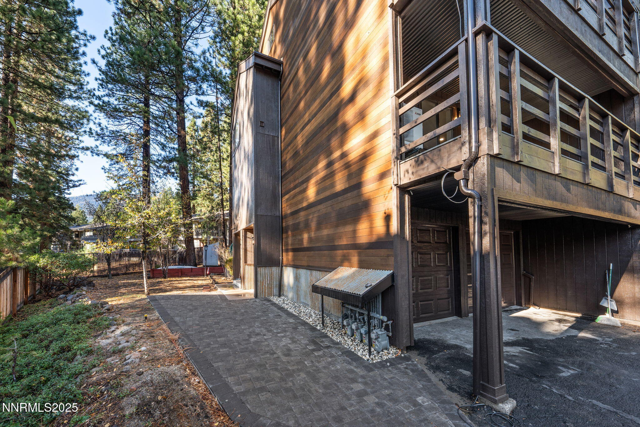 29-web-or-mls-221 Lark-30