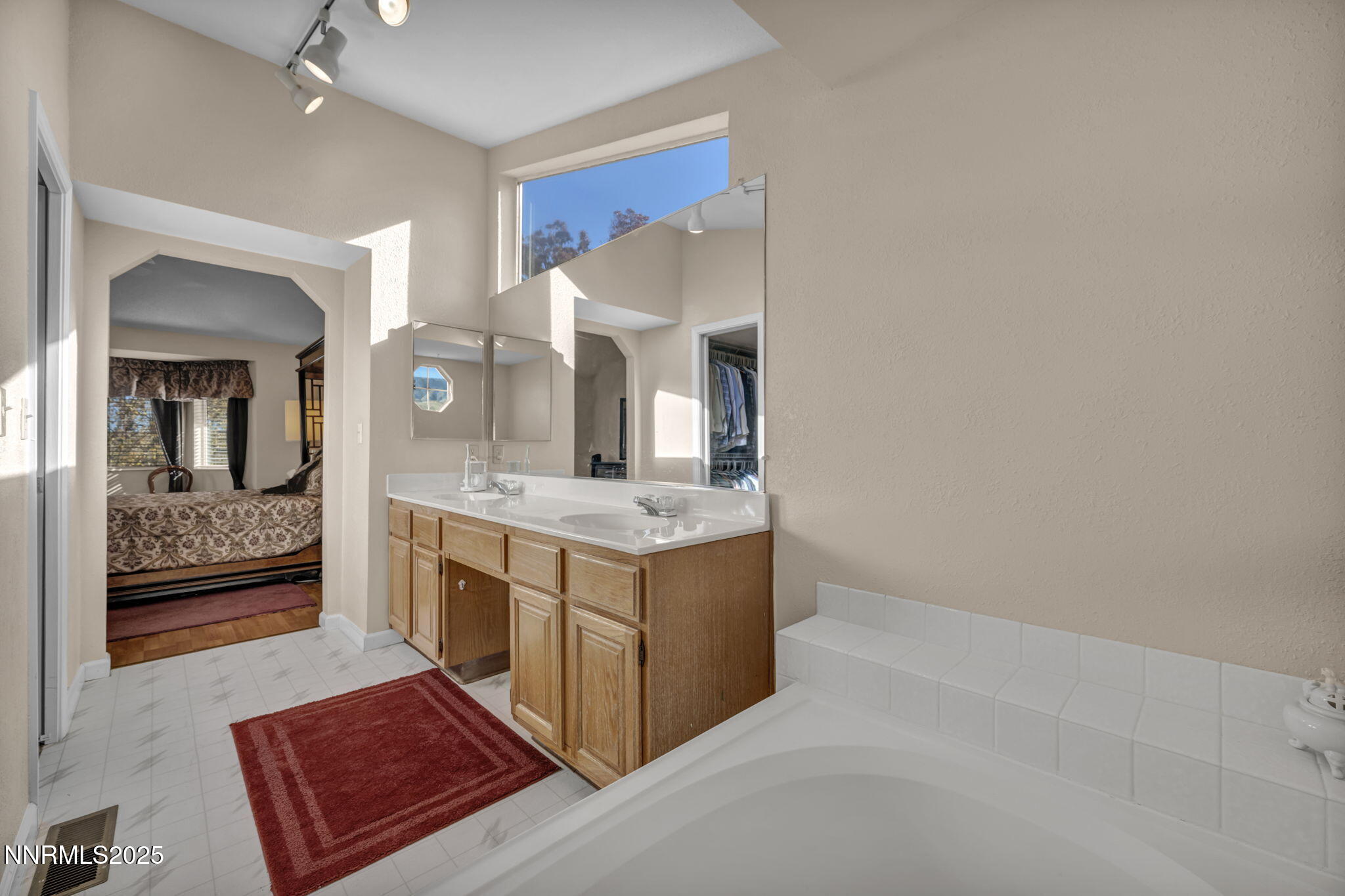 73-web-or-mls-957-leah-cir