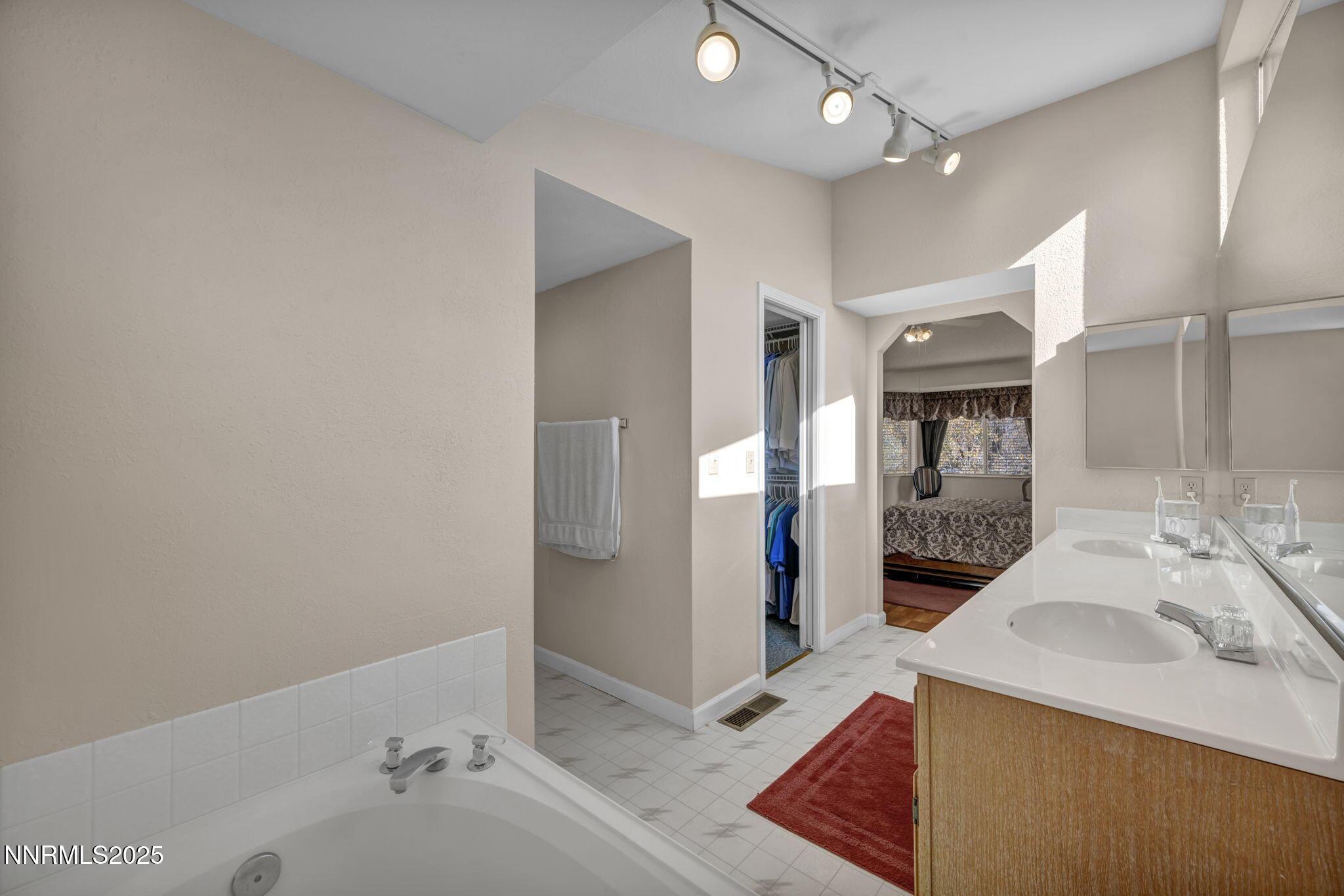 74-web-or-mls-957-leah-cir