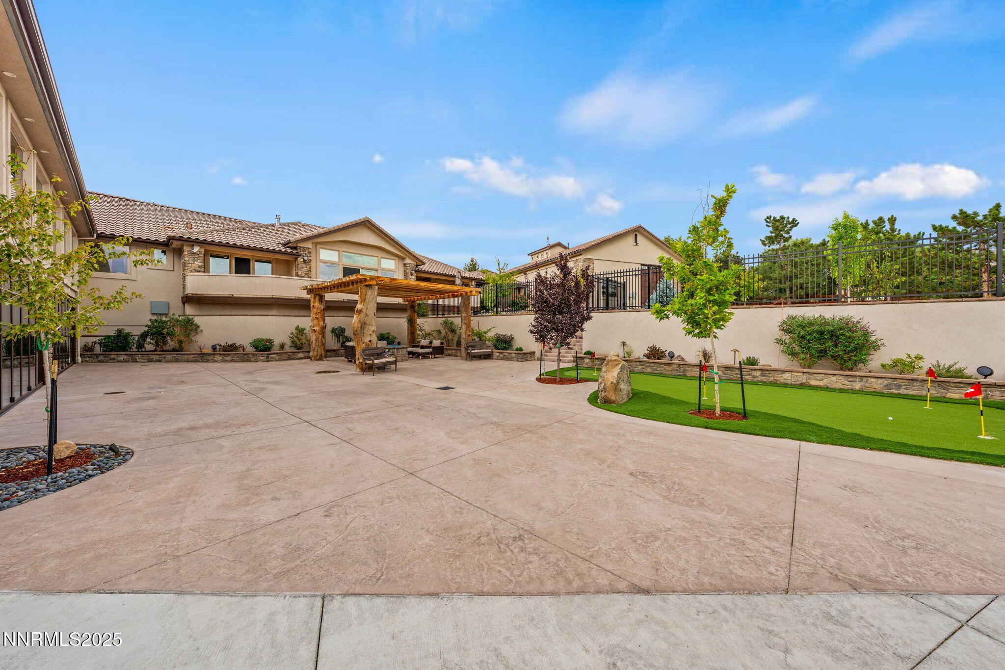 124-web-or-mls-DS200999