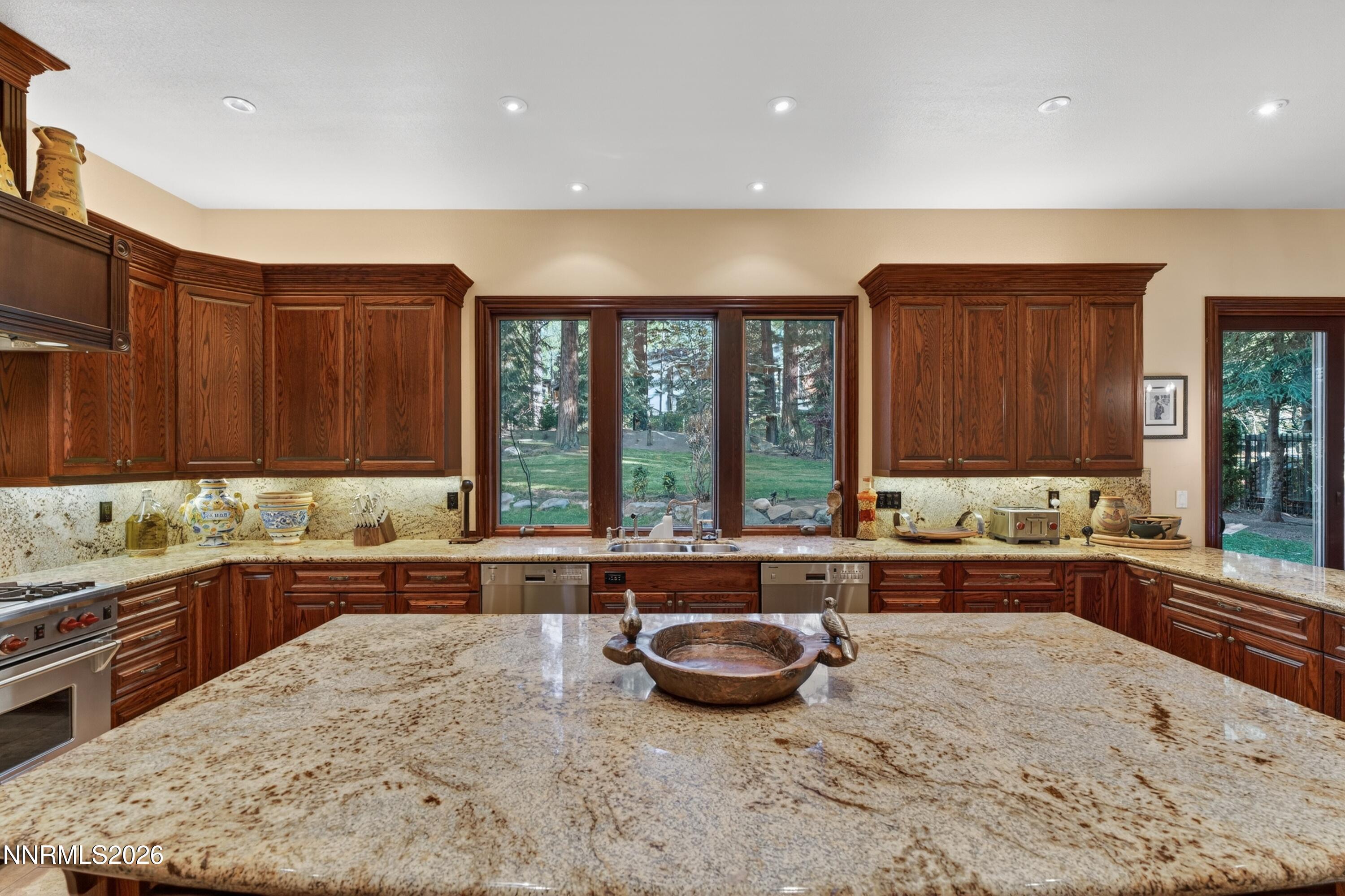 Huge Island for Entertaining