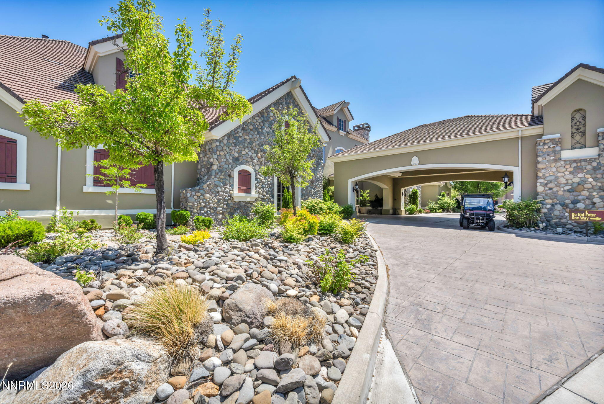 64-web-or-mls-2900-wilbur-may-pkwy-2801