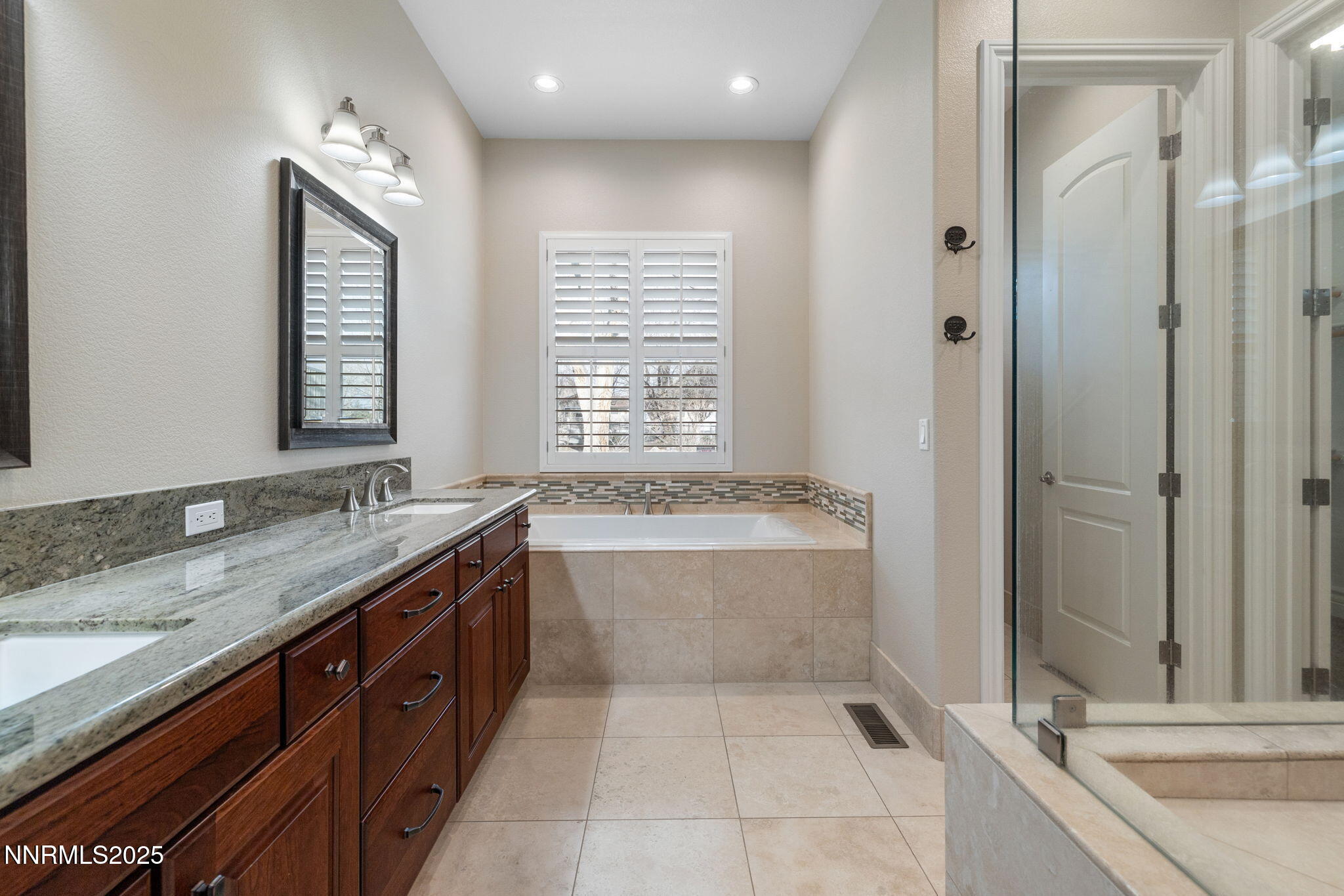 33-web-or-mls-505 Sierra Manor-17