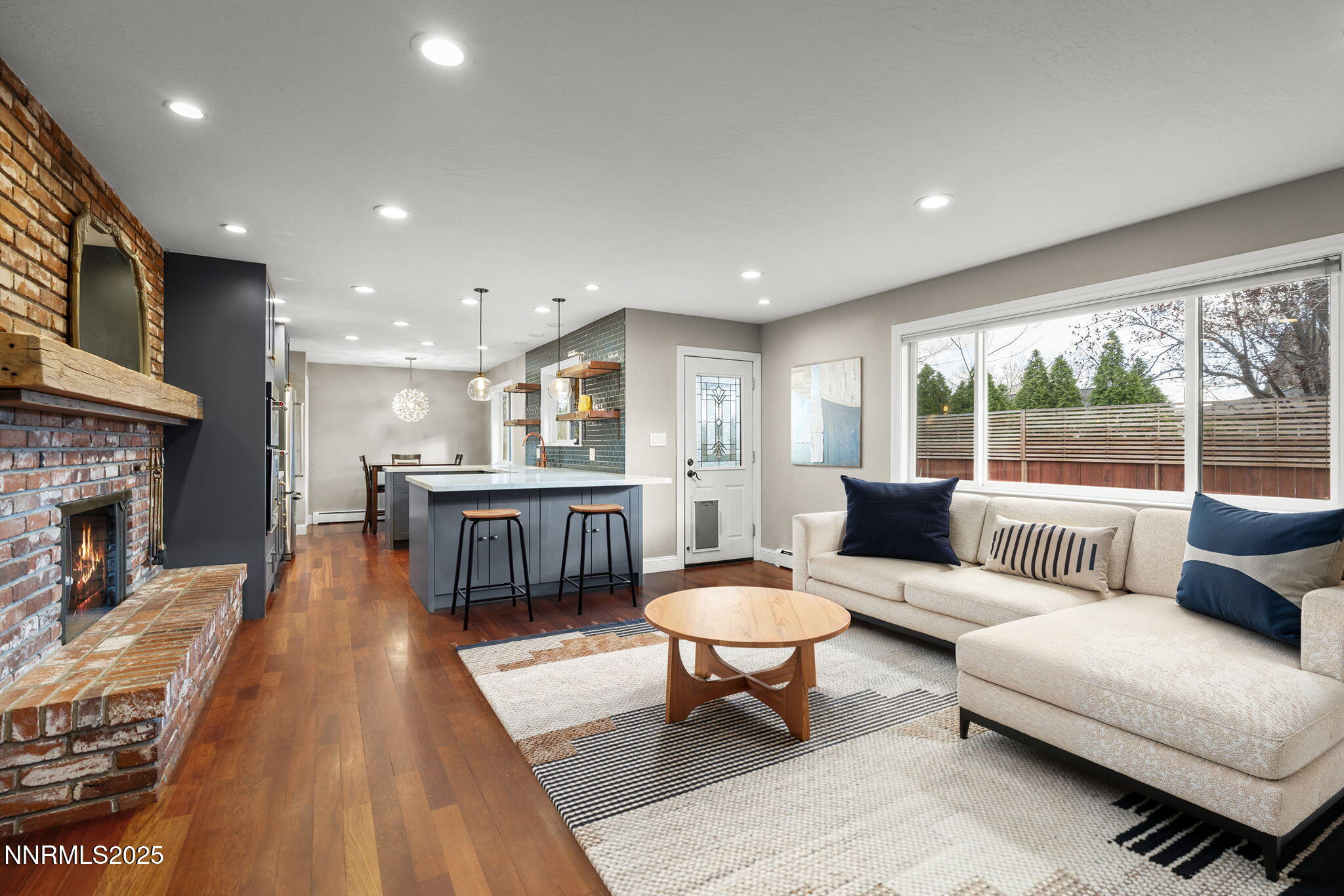 10-web-or-mls-1550_Swan_Cir._Family_Room