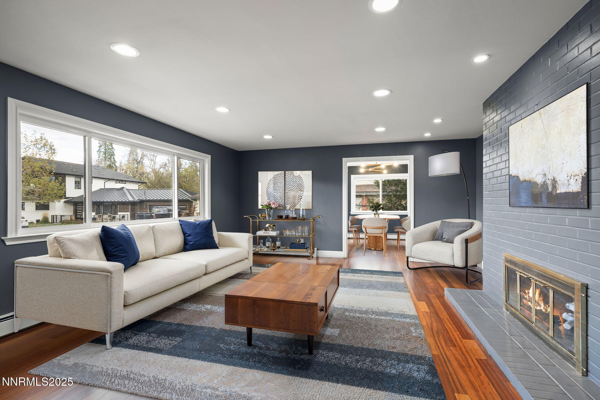 4-web-or-mls-1550_Swan_Cir._Living_Room_